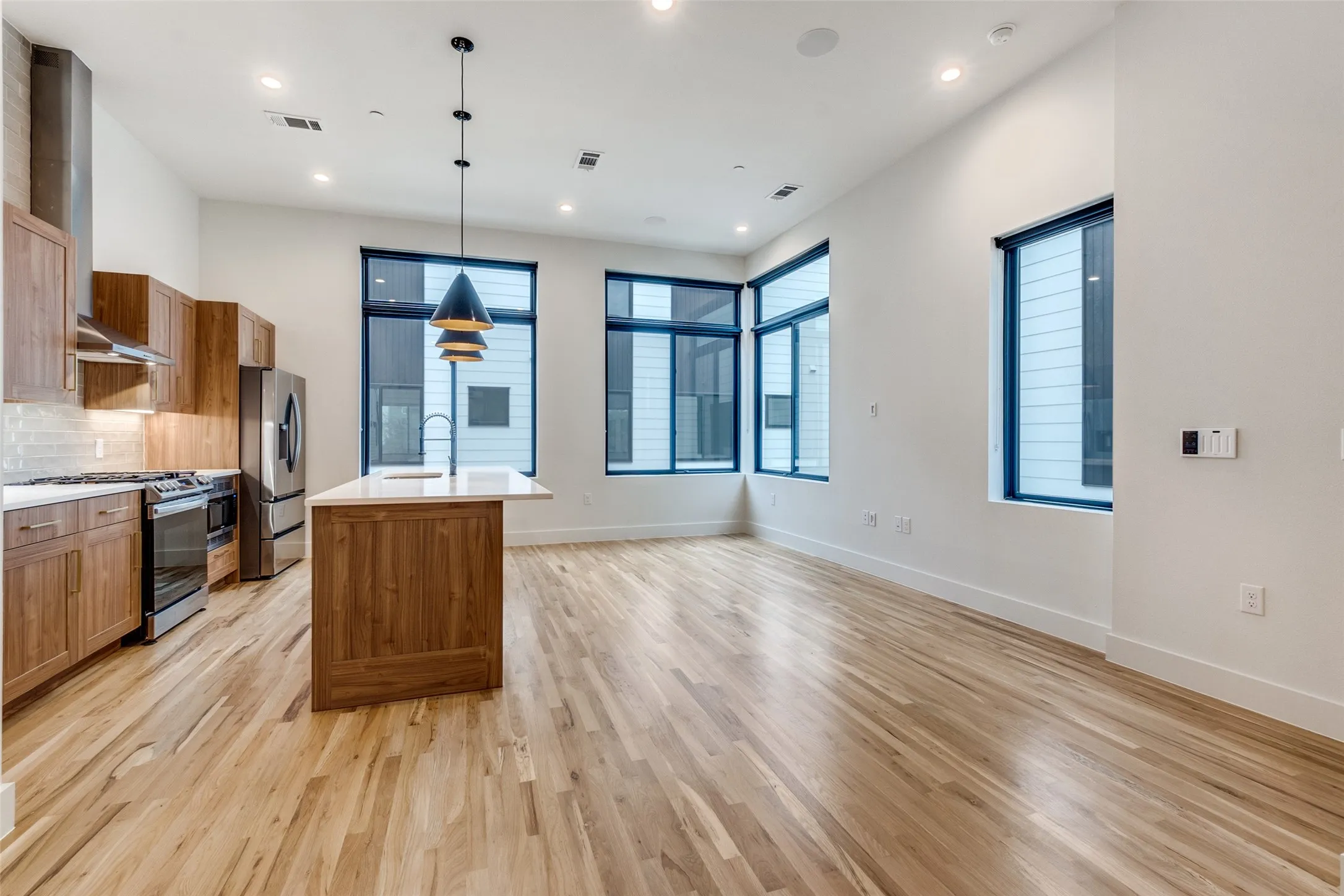 Townhouse For Rent in Dallas County , 5609 Live Oak Street 502, Dallas, Texas 75206, 2 Bedroom, 3 Bathroom, 2 Garage spaces, 1,224 Sqft, built in 2023, mls#21353566, Real Estate Agent in Dallas, Homes For Rent in Dallas county, Homes For Rent in Dallas, Realtor in Dallas Texas, Real Estate Brokerage Independent Realty Texas, Luminita Cordes Realtor