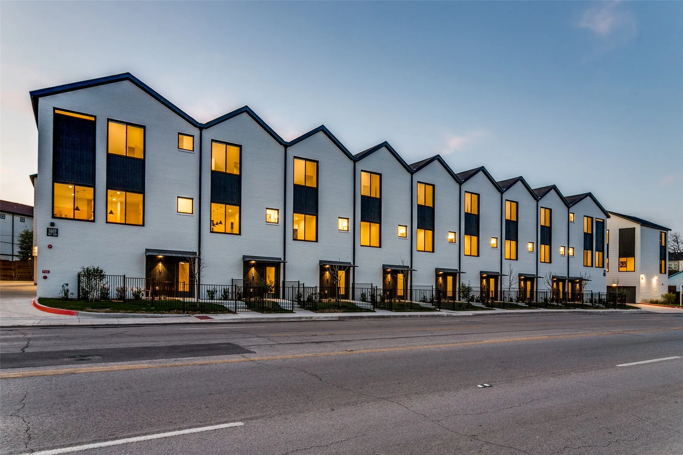 Townhouse For Rent in Dallas County , 5609 Live Oak Street 502, Dallas, Texas 75206, 2 Bedroom, 3 Bathroom, 2 Garage spaces, 1,224 Sqft, built in 2023, mls#21353566, Real Estate Agent in Dallas, Homes For Rent in Dallas county, Homes For Rent in Dallas, Realtor in Dallas Texas, Real Estate Brokerage Independent Realty Texas, Luminita Cordes Realtor