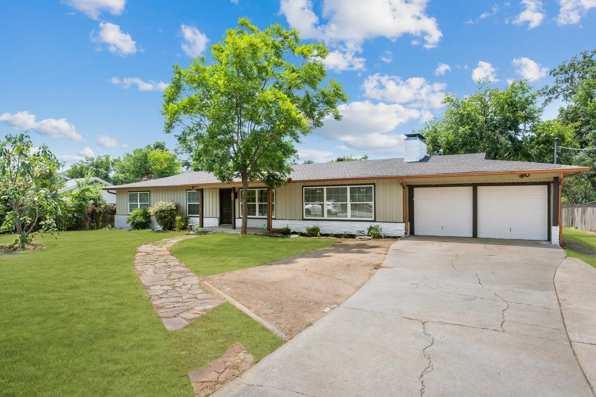 Single Family Residence For Sale in Tarrant County , 2320 N Edgewood Terrace, Fort Worth, Texas 76103, 4 Bedrooms, 3 Bathrooms, 2 Garage spaces, 2,420 Sqft, built in 1952, Price $379,000, mls#21352334, Real Estate Agent in Fort Worth, Homes For Sale in Tarrant county, Homes For Sale in Fort Worth, Realtor in Fort Worth Texas, Real Estate Brokerage Independent Realty Texas, Luminita Cordes Realtor
