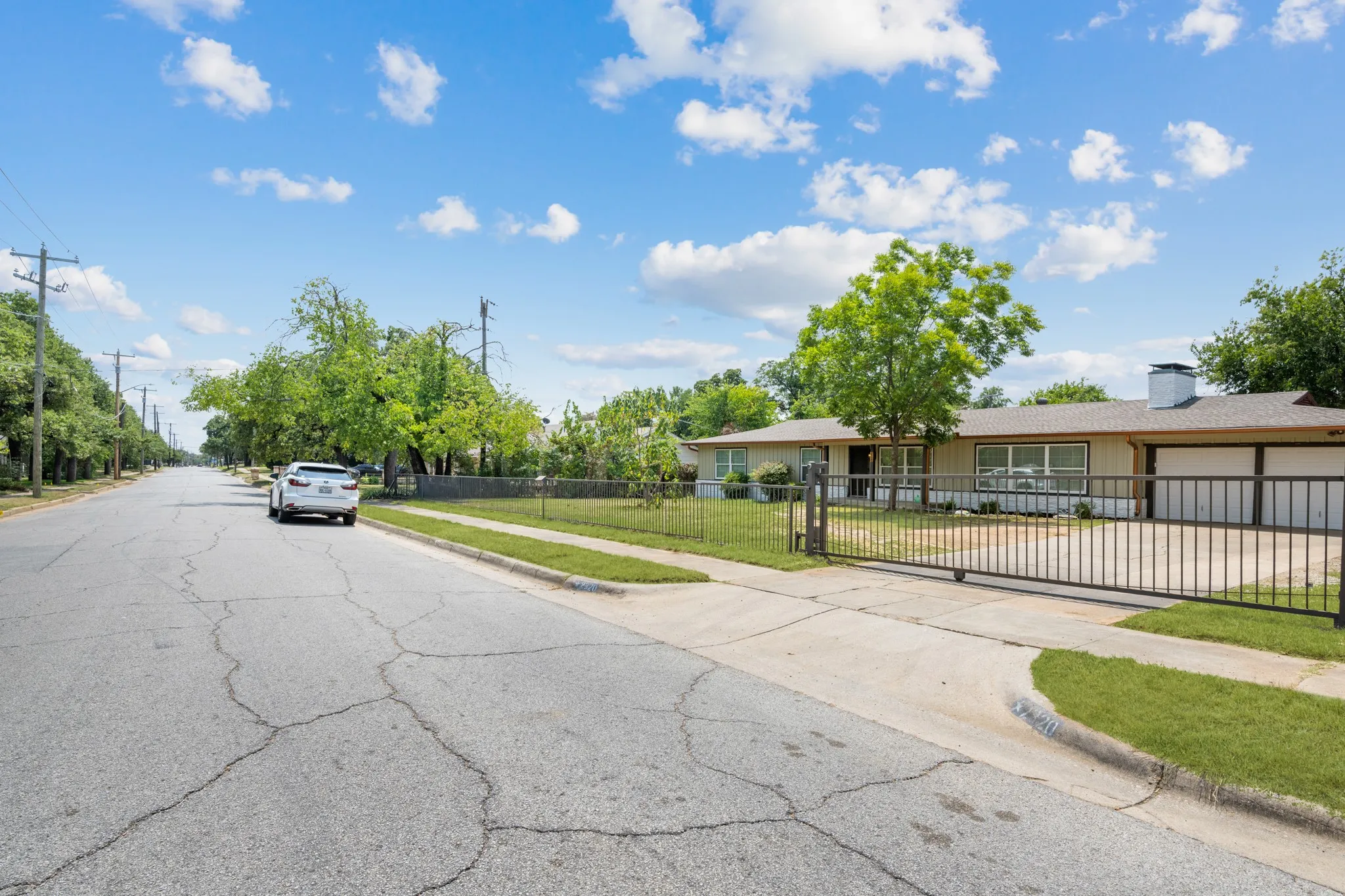 Single Family Residence For Sale in Tarrant County , 2320 N Edgewood Terrace, Fort Worth, Texas 76103, 4 Bedrooms, 3 Bathrooms, 2 Garage spaces, 2,420 Sqft, built in 1952, Price $379,000, mls#21352334, Real Estate Agent in Fort Worth, Homes For Sale in Tarrant county, Homes For Sale in Fort Worth, Realtor in Fort Worth Texas, Real Estate Brokerage Independent Realty Texas, Luminita Cordes Realtor