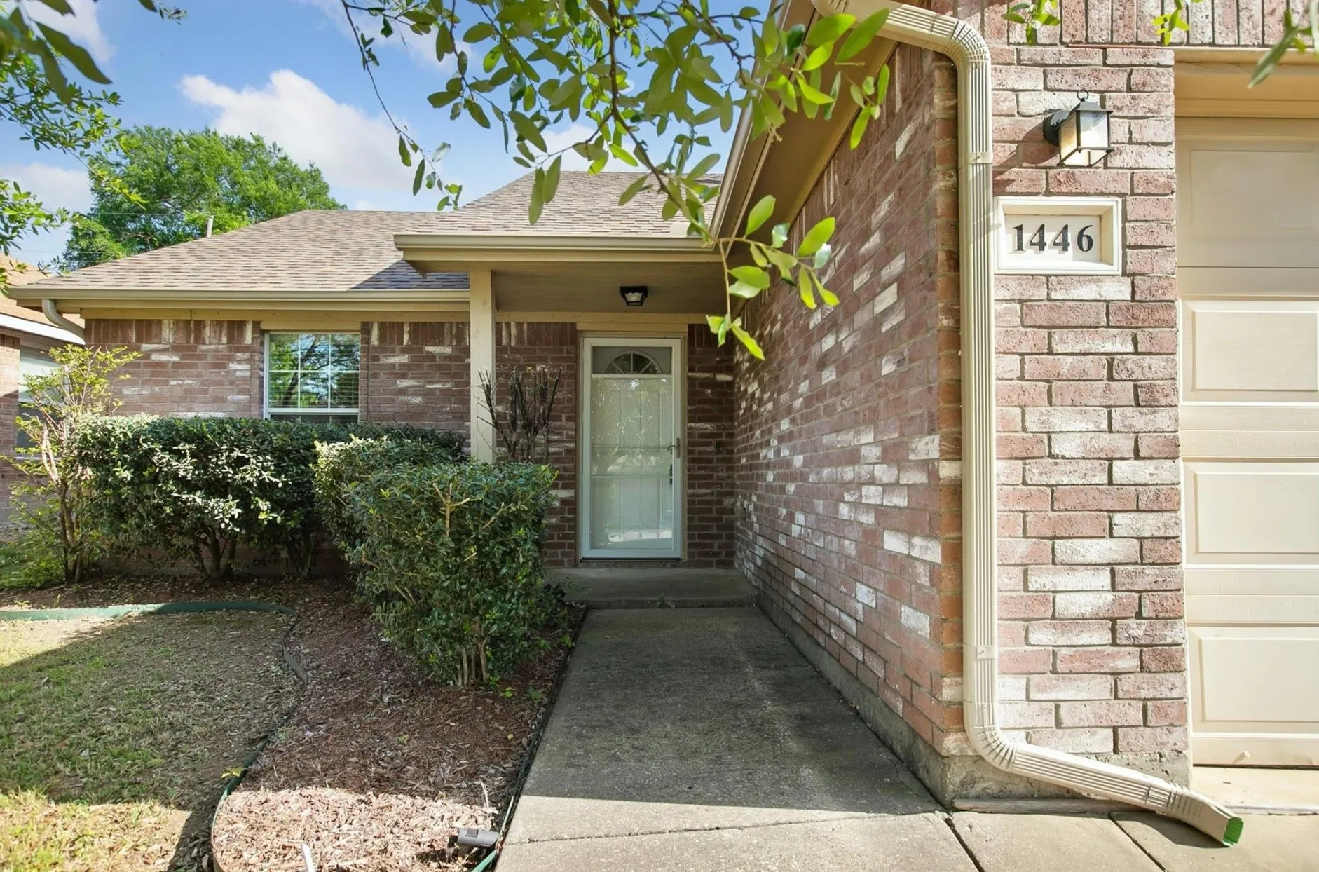 Single Family Residence For Rent in Dallas County , 1446 Sax Leigh Drive, Dallas, Texas 75241, 3 Bedroom, 2 Bathroom, 2 Garage spaces, 1,255 Sqft, built in 2006, mls#21352886, Real Estate Agent in Dallas, Homes For Rent in Dallas county, Homes For Rent in Dallas, Realtor in Dallas Texas, Real Estate Brokerage Independent Realty Texas, Luminita Cordes Realtor