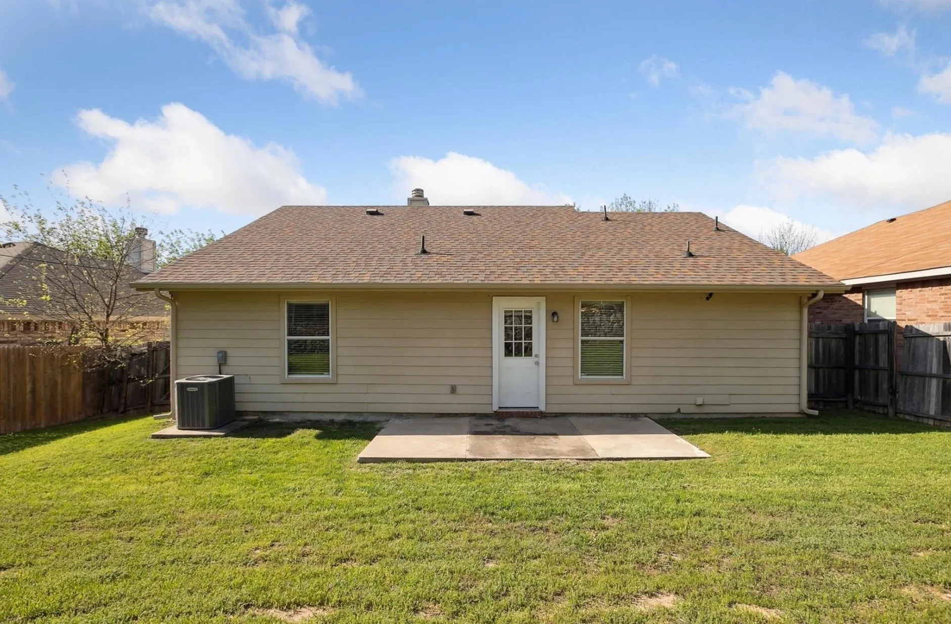 Single Family Residence For Rent in Dallas County , 1446 Sax Leigh Drive, Dallas, Texas 75241, 3 Bedroom, 2 Bathroom, 2 Garage spaces, 1,255 Sqft, built in 2006, mls#21352886, Real Estate Agent in Dallas, Homes For Rent in Dallas county, Homes For Rent in Dallas, Realtor in Dallas Texas, Real Estate Brokerage Independent Realty Texas, Luminita Cordes Realtor