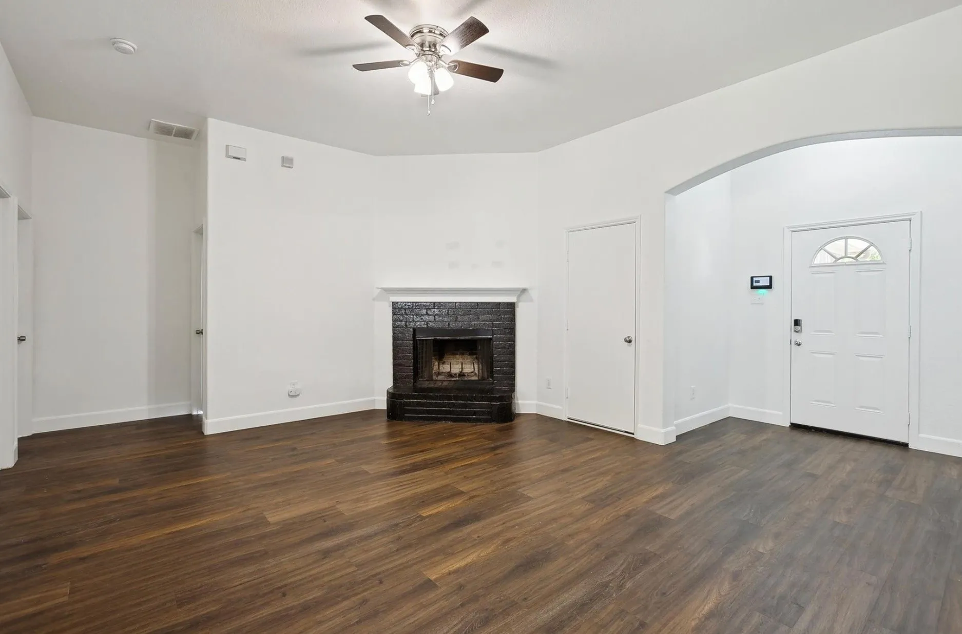 Single Family Residence For Rent in Dallas County , 1446 Sax Leigh Drive, Dallas, Texas 75241, 3 Bedroom, 2 Bathroom, 2 Garage spaces, 1,255 Sqft, built in 2006, mls#21352886, Real Estate Agent in Dallas, Homes For Rent in Dallas county, Homes For Rent in Dallas, Realtor in Dallas Texas, Real Estate Brokerage Independent Realty Texas, Luminita Cordes Realtor