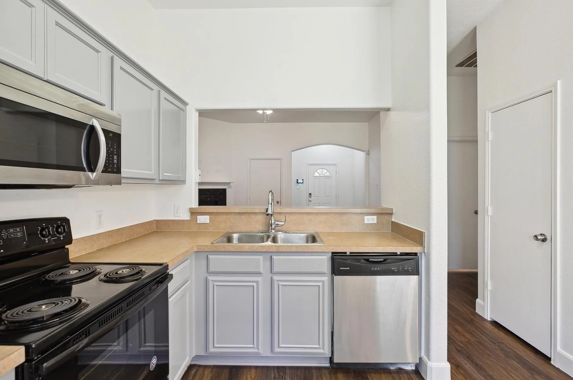 Single Family Residence For Rent in Dallas County , 1446 Sax Leigh Drive, Dallas, Texas 75241, 3 Bedroom, 2 Bathroom, 2 Garage spaces, 1,255 Sqft, built in 2006, mls#21352886, Real Estate Agent in Dallas, Homes For Rent in Dallas county, Homes For Rent in Dallas, Realtor in Dallas Texas, Real Estate Brokerage Independent Realty Texas, Luminita Cordes Realtor