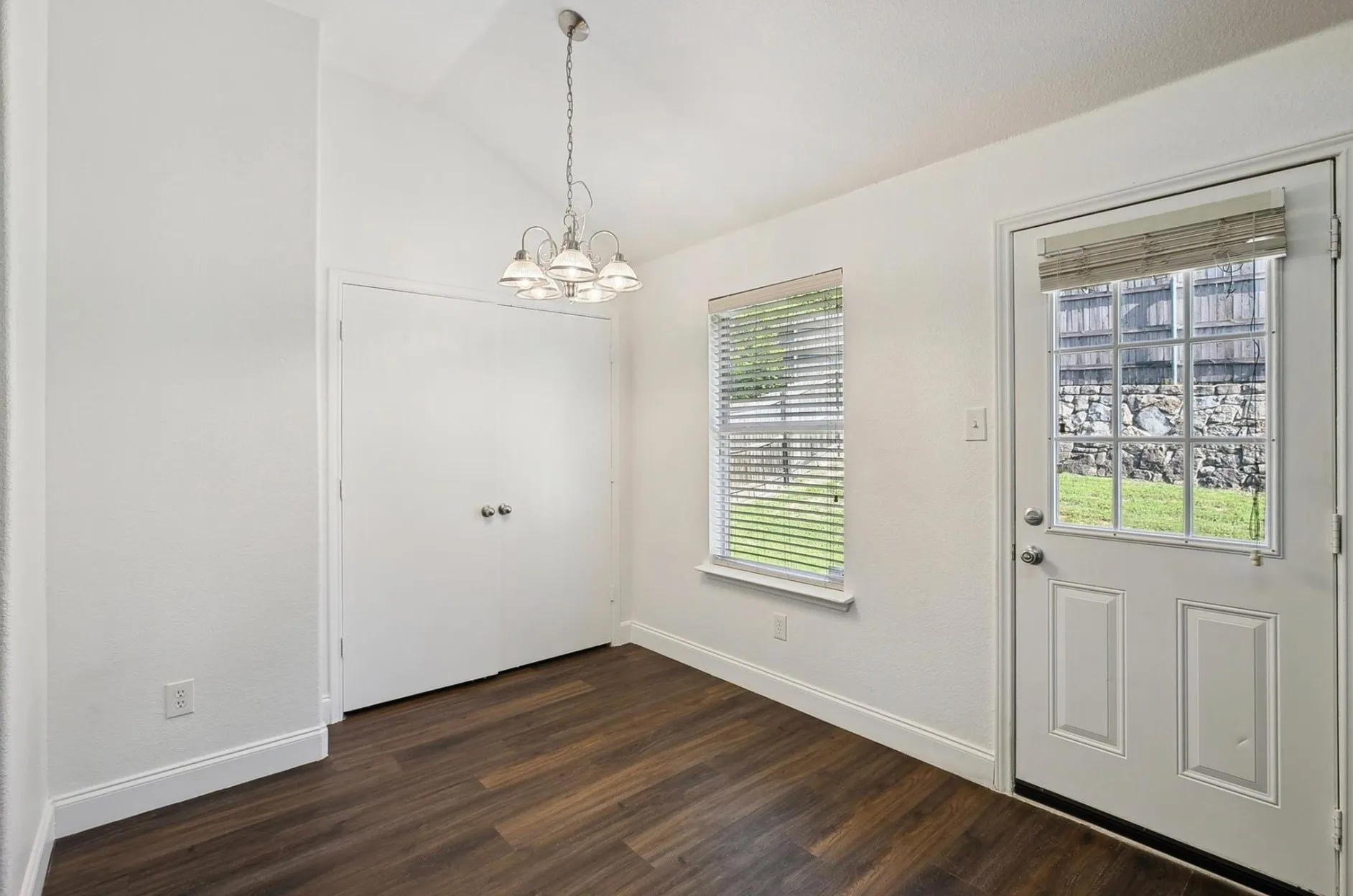 Single Family Residence For Rent in Dallas County , 1446 Sax Leigh Drive, Dallas, Texas 75241, 3 Bedroom, 2 Bathroom, 2 Garage spaces, 1,255 Sqft, built in 2006, mls#21352886, Real Estate Agent in Dallas, Homes For Rent in Dallas county, Homes For Rent in Dallas, Realtor in Dallas Texas, Real Estate Brokerage Independent Realty Texas, Luminita Cordes Realtor