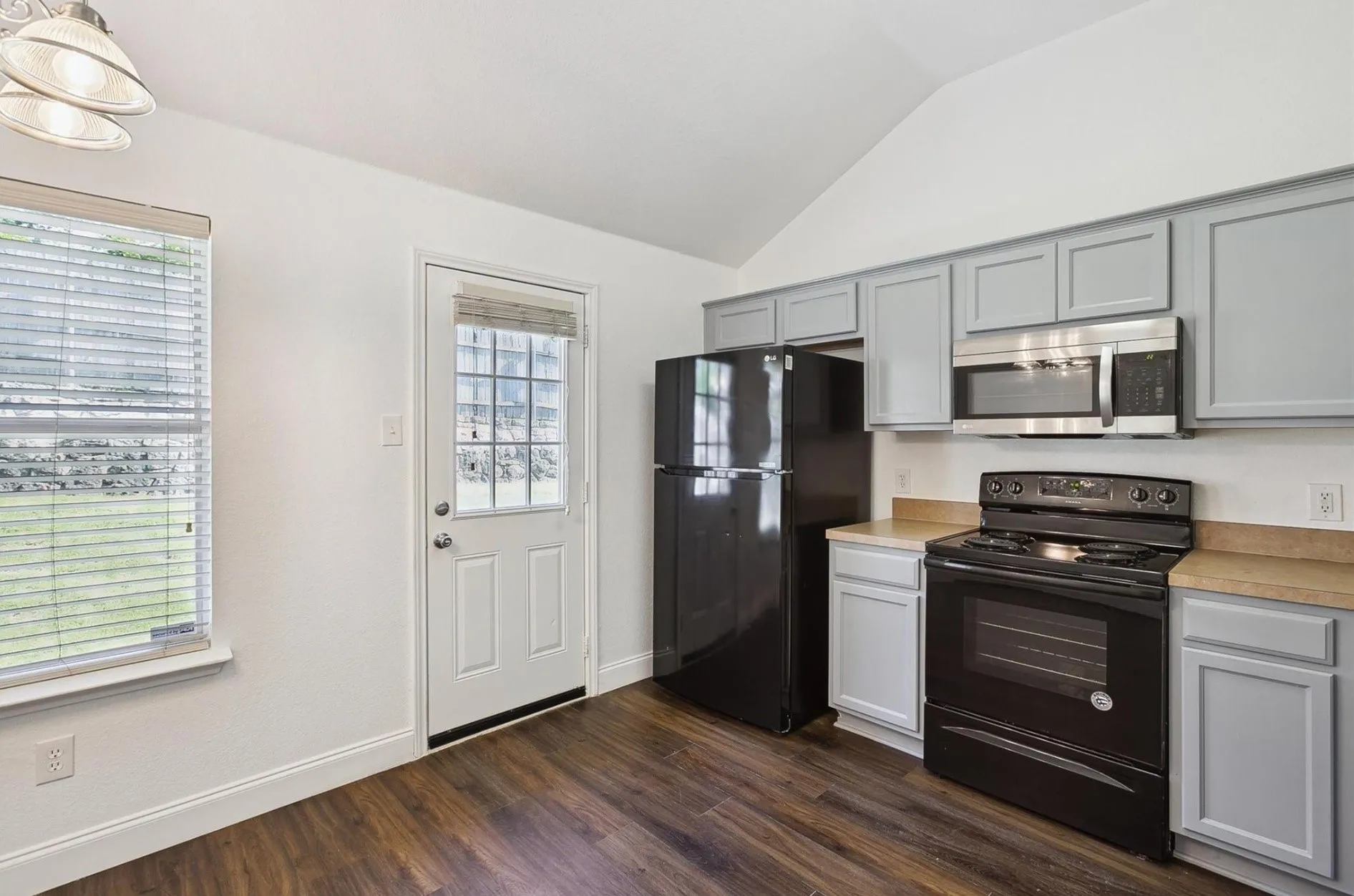 Single Family Residence For Rent in Dallas County , 1446 Sax Leigh Drive, Dallas, Texas 75241, 3 Bedroom, 2 Bathroom, 2 Garage spaces, 1,255 Sqft, built in 2006, mls#21352886, Real Estate Agent in Dallas, Homes For Rent in Dallas county, Homes For Rent in Dallas, Realtor in Dallas Texas, Real Estate Brokerage Independent Realty Texas, Luminita Cordes Realtor