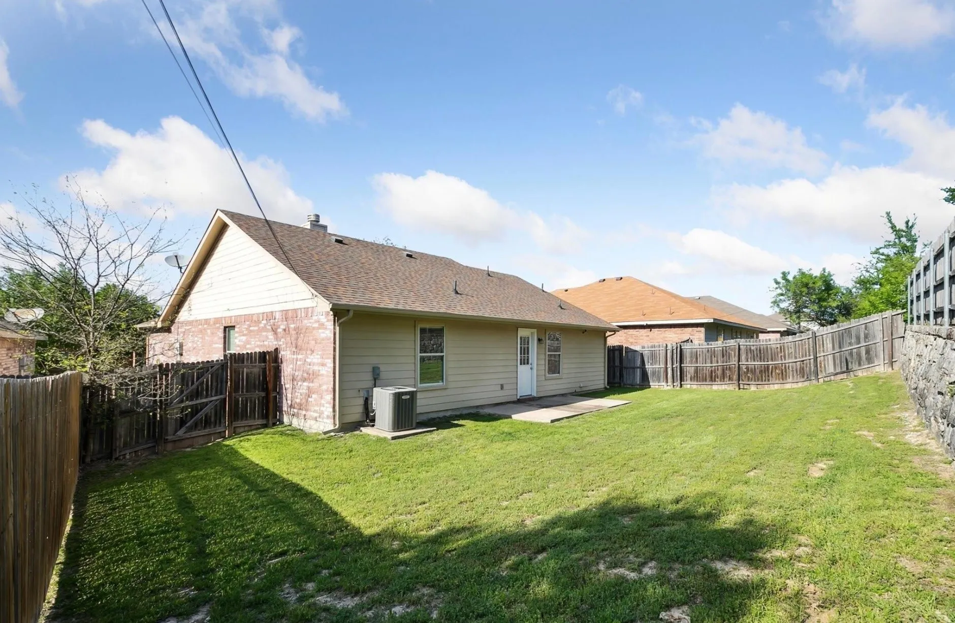 Single Family Residence For Rent in Dallas County , 1446 Sax Leigh Drive, Dallas, Texas 75241, 3 Bedroom, 2 Bathroom, 2 Garage spaces, 1,255 Sqft, built in 2006, mls#21352886, Real Estate Agent in Dallas, Homes For Rent in Dallas county, Homes For Rent in Dallas, Realtor in Dallas Texas, Real Estate Brokerage Independent Realty Texas, Luminita Cordes Realtor