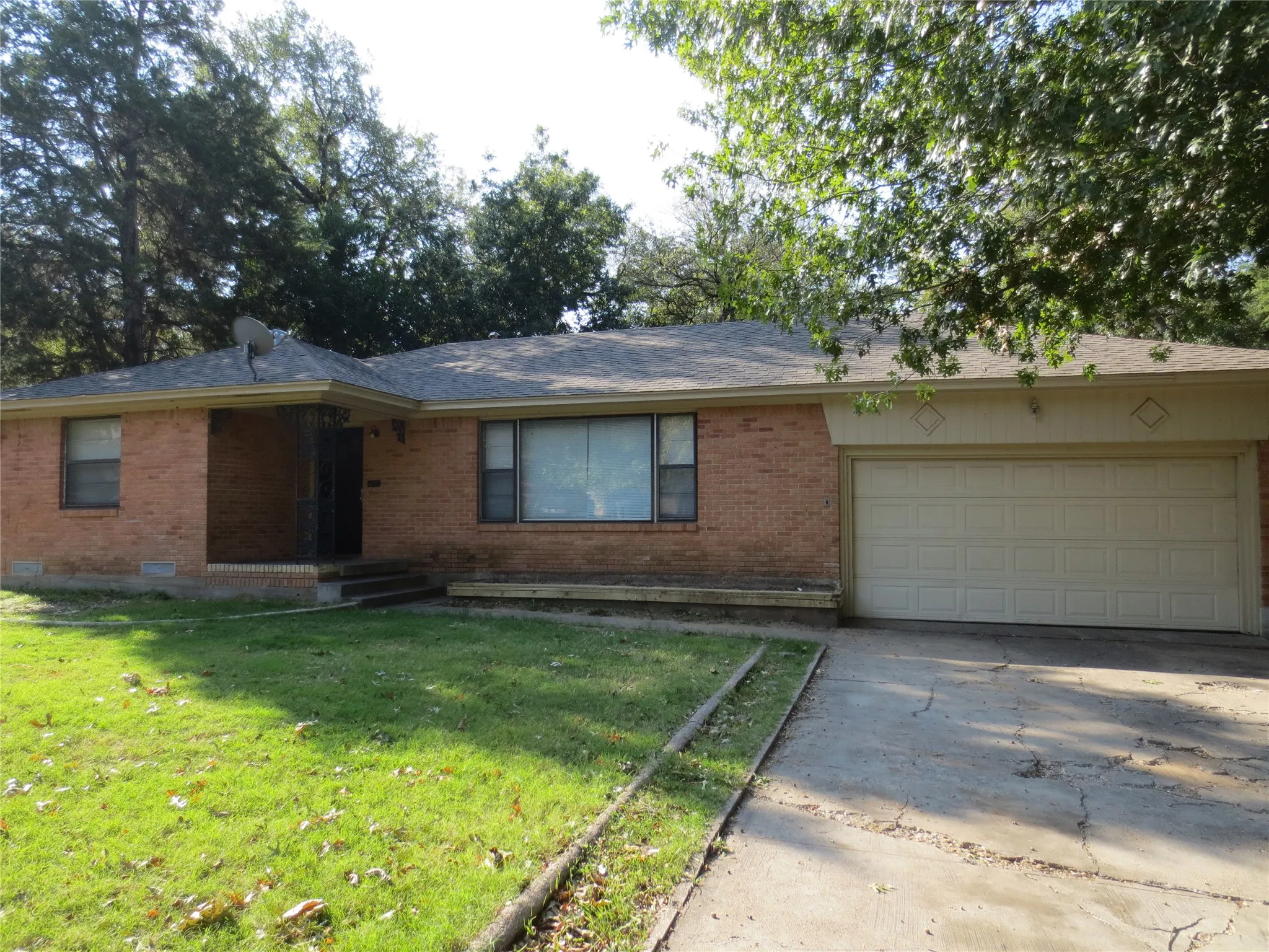 Single Family Residence For Rent in Dallas County , 7410 Piedmont Drive, Dallas, Texas 75227, 3 Bedroom, 2 Bathroom, 2 Garage spaces, 1,618 Sqft, built in 1953, mls#21353569, Real Estate Agent in Dallas, Homes For Rent in Dallas county, Homes For Rent in Dallas, Realtor in Dallas Texas, Real Estate Brokerage Independent Realty Texas, Luminita Cordes Realtor