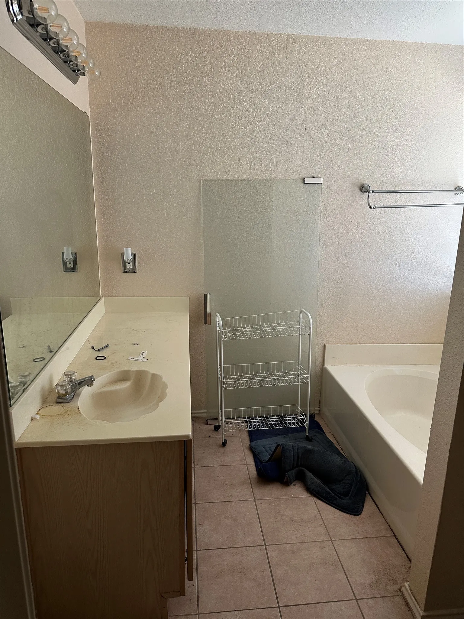 Single Family Residence For Sale in Dallas County , 1811 Stewart Street, Cedar Hill, Texas 75104, 3 Bedrooms, 2 Bathrooms, 2 Garage spaces, 1,675 Sqft, built in 1998, Price $335,000, mls#21353080, Real Estate Agent in Cedar Hill, Homes For Sale in Dallas county, Homes For Sale in Cedar Hill, Realtor in Cedar Hill Texas, Real Estate Brokerage Independent Realty Texas, Luminita Cordes Realtor