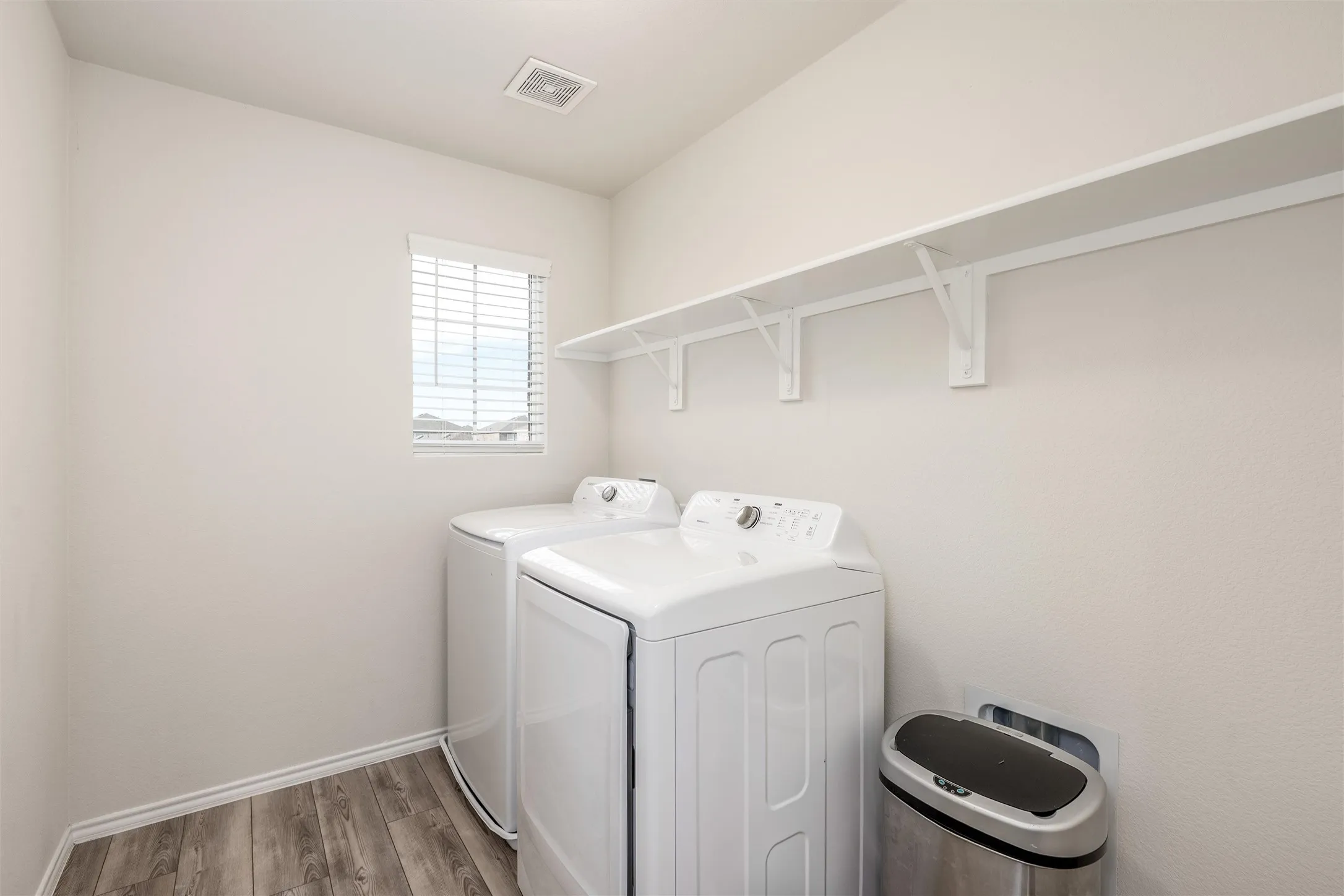 Single Family Residence For Sale in Grayson County , 321 Glenwick Lane, Van Alstyne, Texas 75495, 4 Bedroom, 3 Bathroom, 2 Garage spaces, 2,395 Sqft, built in 2022, mls#21353579, Real Estate Agent in Van Alstyne, Homes For Sale in Grayson county, Homes For Sale in Van Alstyne, Realtor in Van Alstyne Texas, Real Estate Brokerage Independent Realty Texas, Luminita Cordes Realtor