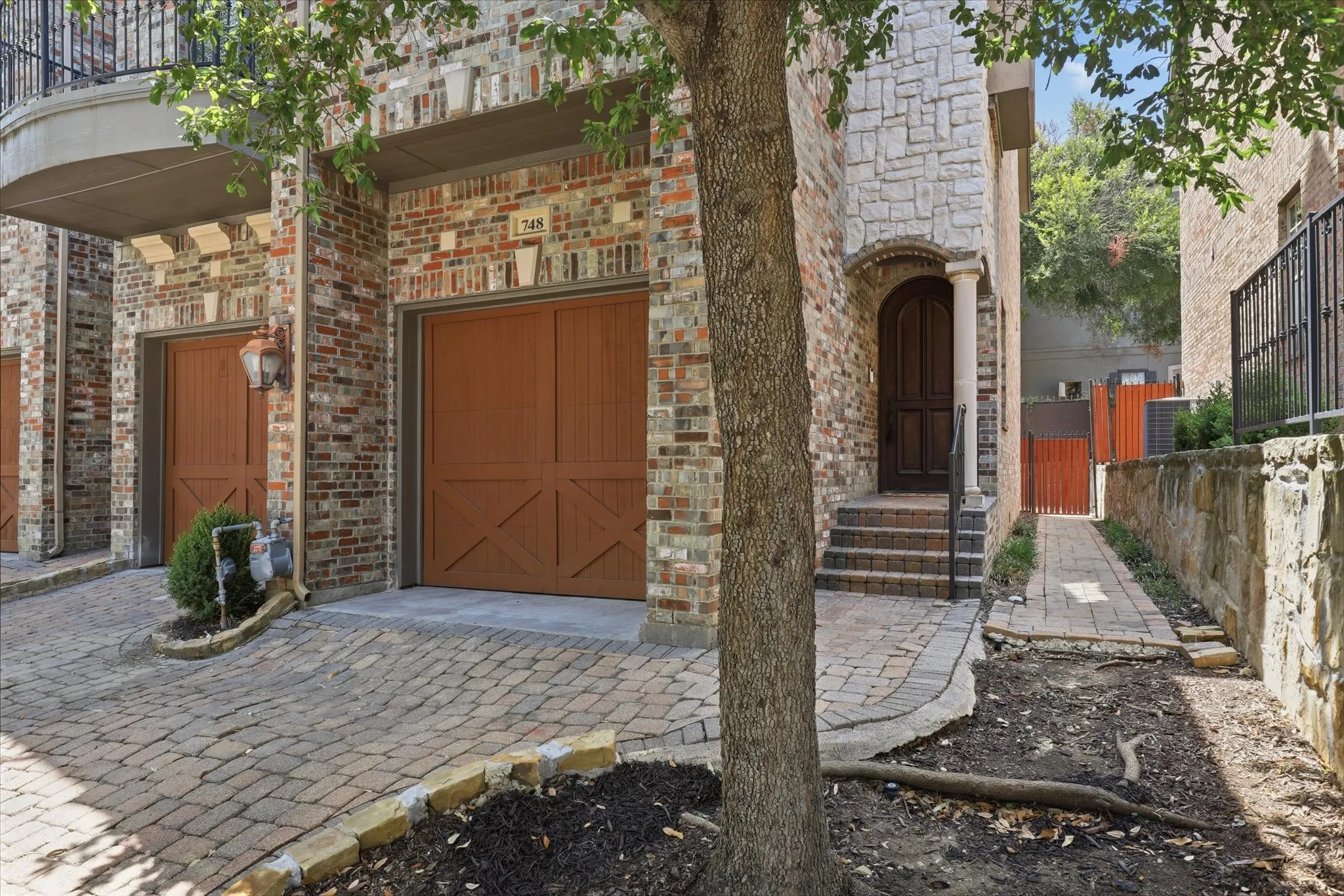 Townhouse For Sale in Dallas County , 748 Rockingham Drive, Irving, Texas 75063, 3 Bedroom, 3 Bathroom, 2 Garage spaces, 2,632 Sqft, built in 2006, mls#21353353, Real Estate Agent in Irving, Homes For Sale in Dallas county, Homes For Sale in Irving, Realtor in Irving Texas, Real Estate Brokerage Independent Realty Texas, Luminita Cordes Realtor