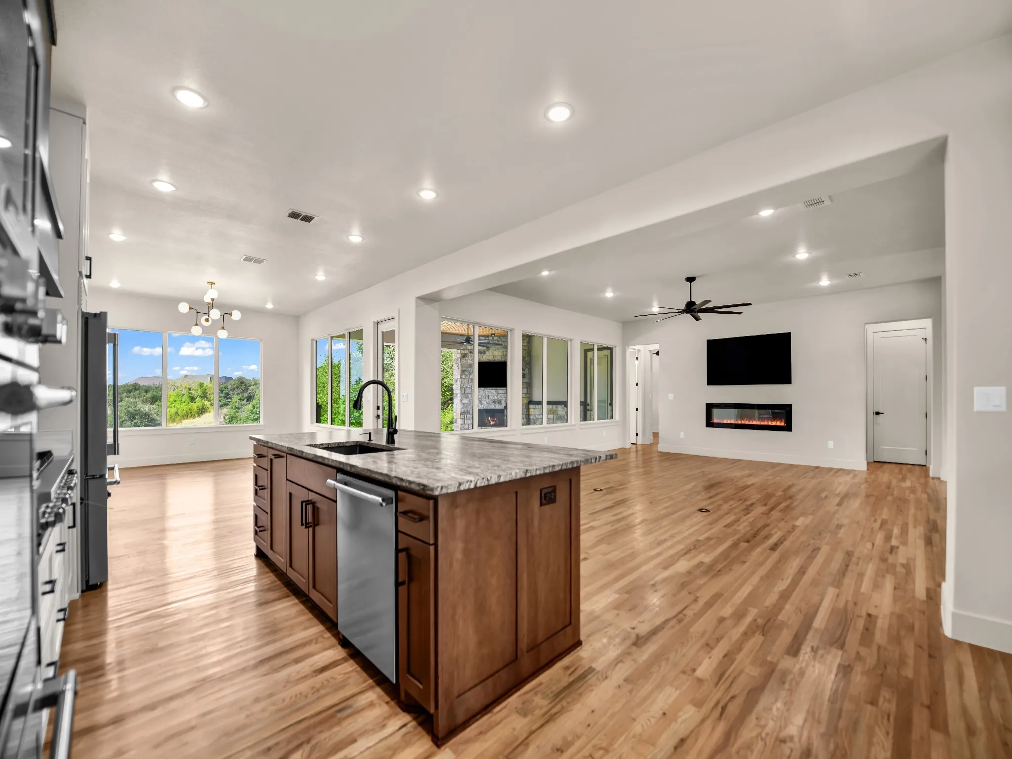 Single Family Residence For Sale in Parker County , 1050 Kingsley Court, Weatherford, Texas 76087, 4 Bedroom, 3 Bathroom, 3 Garage spaces, 3,060 Sqft, built in 2022, mls#21352992, Real Estate Agent in Weatherford, Homes For Sale in Parker county, Homes For Sale in Weatherford, Realtor in Weatherford Texas, Real Estate Brokerage Independent Realty Texas, Luminita Cordes Realtor
