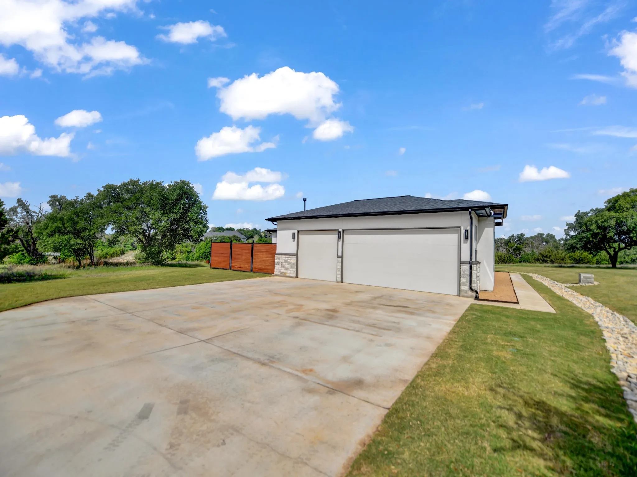 Single Family Residence For Sale in Parker County , 1050 Kingsley Court, Weatherford, Texas 76087, 4 Bedroom, 3 Bathroom, 3 Garage spaces, 3,060 Sqft, built in 2022, mls#21352992, Real Estate Agent in Weatherford, Homes For Sale in Parker county, Homes For Sale in Weatherford, Realtor in Weatherford Texas, Real Estate Brokerage Independent Realty Texas, Luminita Cordes Realtor