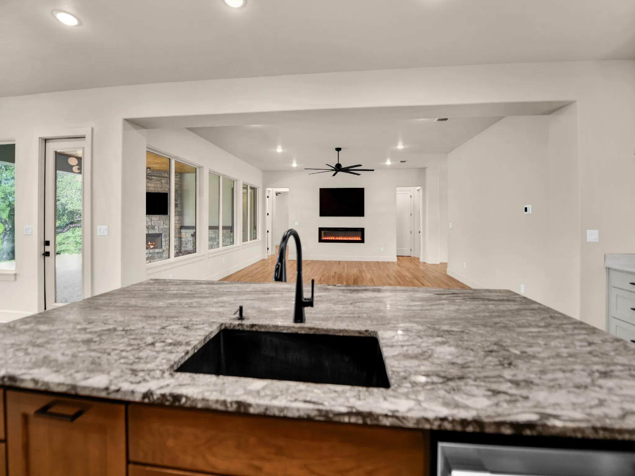 Single Family Residence For Sale in Parker County , 1050 Kingsley Court, Weatherford, Texas 76087, 4 Bedroom, 3 Bathroom, 3 Garage spaces, 3,060 Sqft, built in 2022, mls#21352992, Real Estate Agent in Weatherford, Homes For Sale in Parker county, Homes For Sale in Weatherford, Realtor in Weatherford Texas, Real Estate Brokerage Independent Realty Texas, Luminita Cordes Realtor