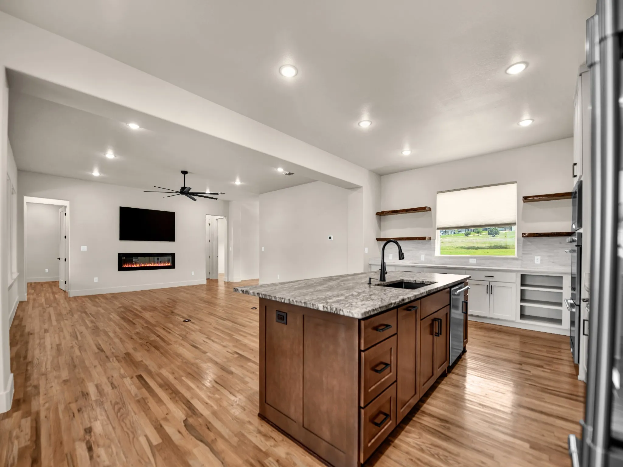 Single Family Residence For Sale in Parker County , 1050 Kingsley Court, Weatherford, Texas 76087, 4 Bedroom, 3 Bathroom, 3 Garage spaces, 3,060 Sqft, built in 2022, mls#21352992, Real Estate Agent in Weatherford, Homes For Sale in Parker county, Homes For Sale in Weatherford, Realtor in Weatherford Texas, Real Estate Brokerage Independent Realty Texas, Luminita Cordes Realtor