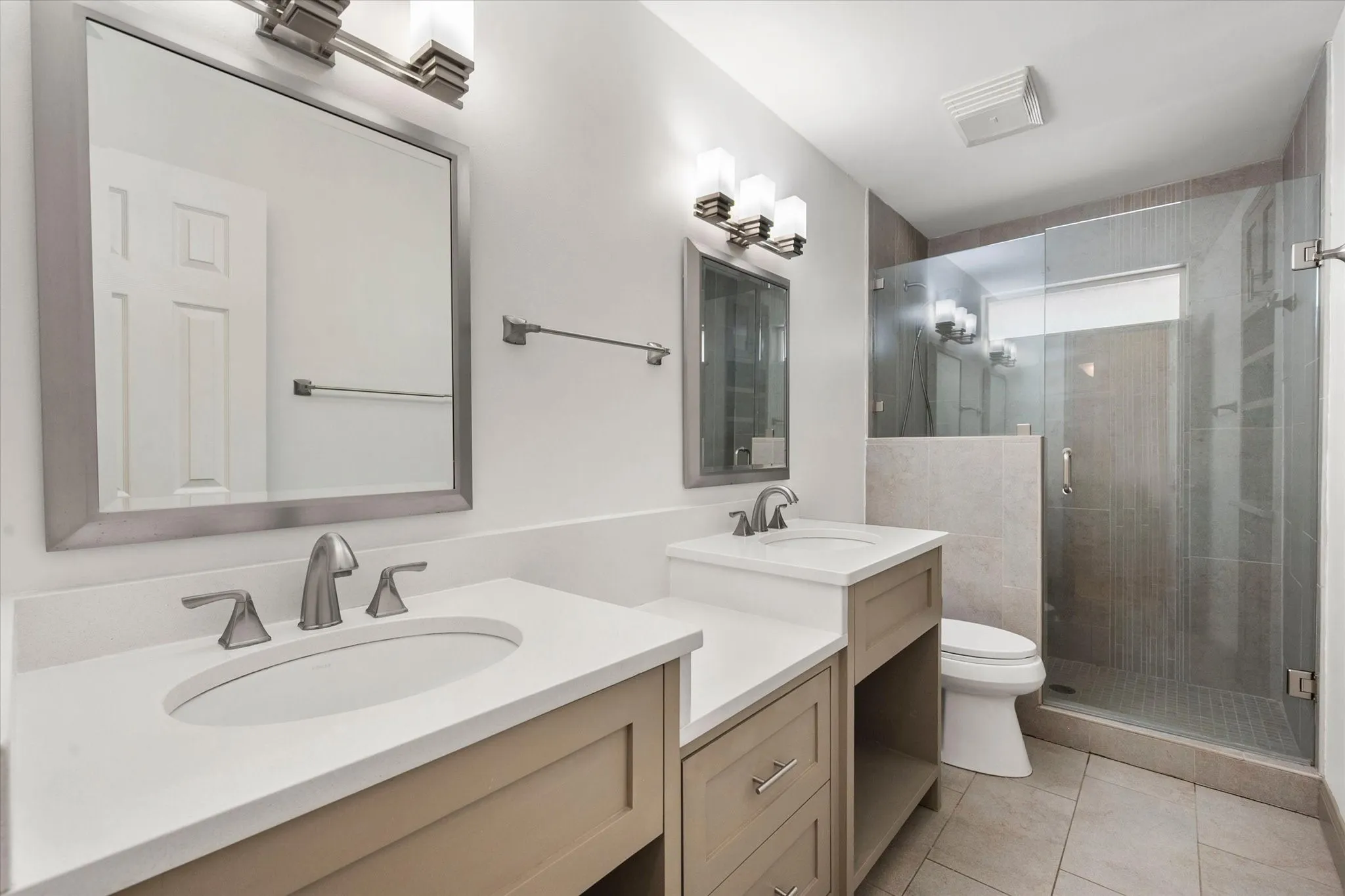 Single Family Residence For Sale in Tarrant County , 3603 Yorkshire Drive, Arlington, Texas 76013, 3 Bedroom, 2 Bathroom, 2 Garage spaces, 2,651 Sqft, built in 1970, mls#21353176, Real Estate Agent in Arlington, Homes For Sale in Tarrant county, Homes For Sale in Arlington, Realtor in Arlington Texas, Real Estate Brokerage Independent Realty Texas, Luminita Cordes Realtor
