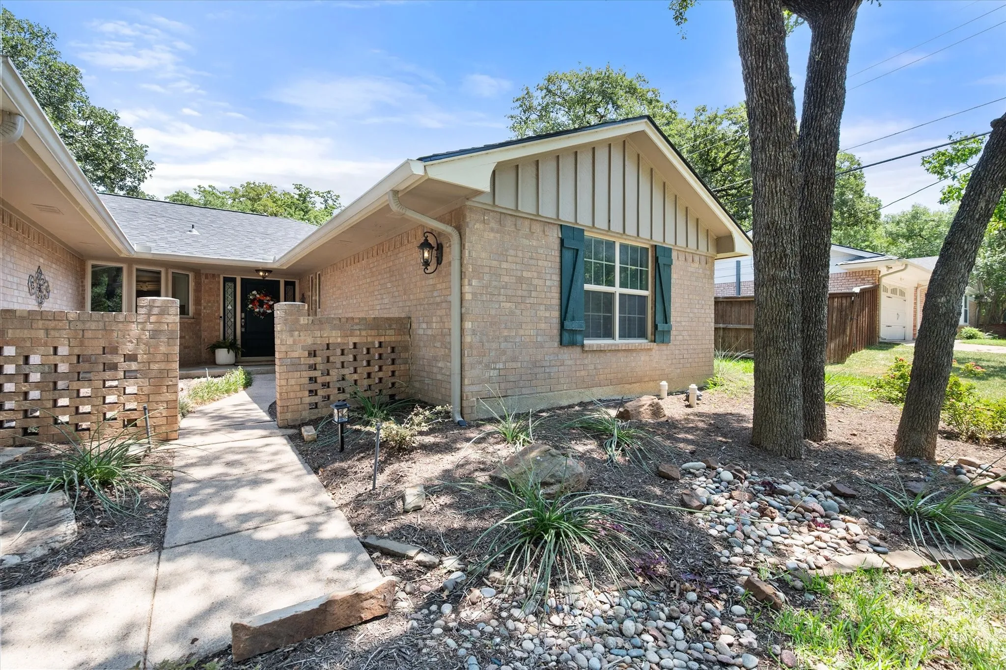 Single Family Residence For Sale in Tarrant County , 3603 Yorkshire Drive, Arlington, Texas 76013, 3 Bedroom, 2 Bathroom, 2 Garage spaces, 2,651 Sqft, built in 1970, mls#21353176, Real Estate Agent in Arlington, Homes For Sale in Tarrant county, Homes For Sale in Arlington, Realtor in Arlington Texas, Real Estate Brokerage Independent Realty Texas, Luminita Cordes Realtor