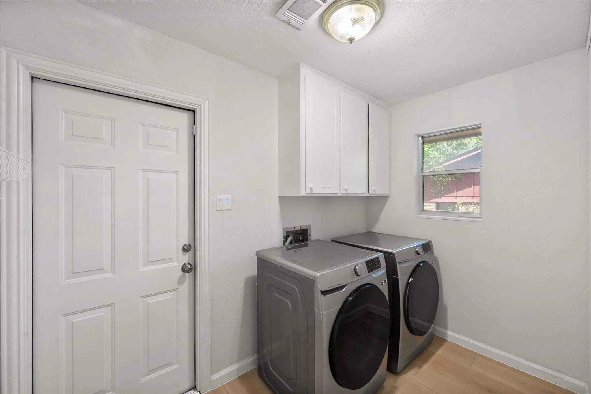 Single Family Residence For Sale in Tarrant County , 3603 Yorkshire Drive, Arlington, Texas 76013, 3 Bedroom, 2 Bathroom, 2 Garage spaces, 2,651 Sqft, built in 1970, mls#21353176, Real Estate Agent in Arlington, Homes For Sale in Tarrant county, Homes For Sale in Arlington, Realtor in Arlington Texas, Real Estate Brokerage Independent Realty Texas, Luminita Cordes Realtor