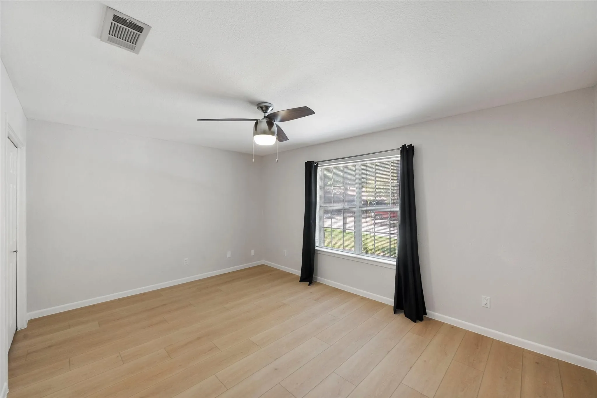 Single Family Residence For Sale in Tarrant County , 3603 Yorkshire Drive, Arlington, Texas 76013, 3 Bedroom, 2 Bathroom, 2 Garage spaces, 2,651 Sqft, built in 1970, mls#21353176, Real Estate Agent in Arlington, Homes For Sale in Tarrant county, Homes For Sale in Arlington, Realtor in Arlington Texas, Real Estate Brokerage Independent Realty Texas, Luminita Cordes Realtor