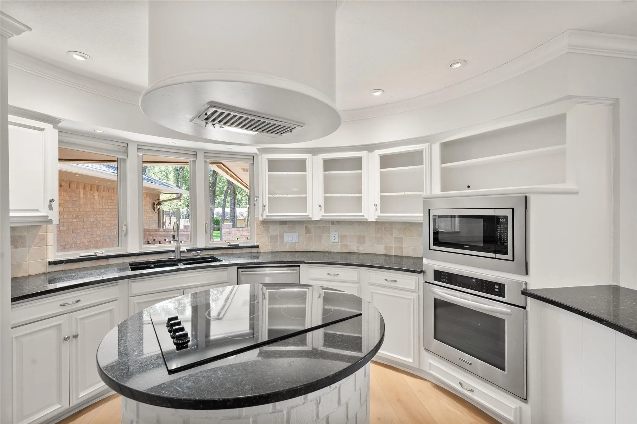 Single Family Residence For Sale in Tarrant County , 3603 Yorkshire Drive, Arlington, Texas 76013, 3 Bedroom, 2 Bathroom, 2 Garage spaces, 2,651 Sqft, built in 1970, mls#21353176, Real Estate Agent in Arlington, Homes For Sale in Tarrant county, Homes For Sale in Arlington, Realtor in Arlington Texas, Real Estate Brokerage Independent Realty Texas, Luminita Cordes Realtor