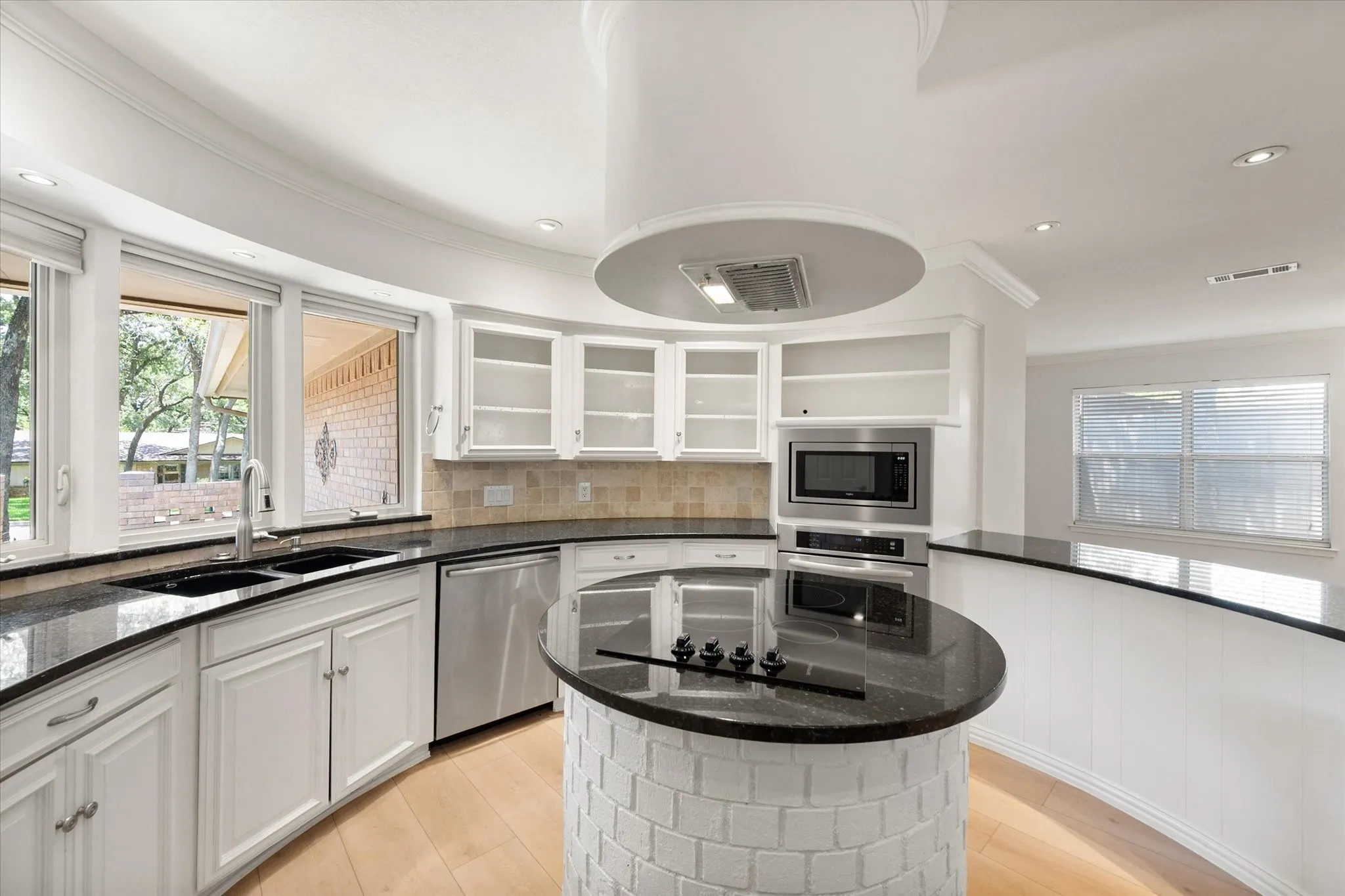 Single Family Residence For Sale in Tarrant County , 3603 Yorkshire Drive, Arlington, Texas 76013, 3 Bedroom, 2 Bathroom, 2 Garage spaces, 2,651 Sqft, built in 1970, mls#21353176, Real Estate Agent in Arlington, Homes For Sale in Tarrant county, Homes For Sale in Arlington, Realtor in Arlington Texas, Real Estate Brokerage Independent Realty Texas, Luminita Cordes Realtor