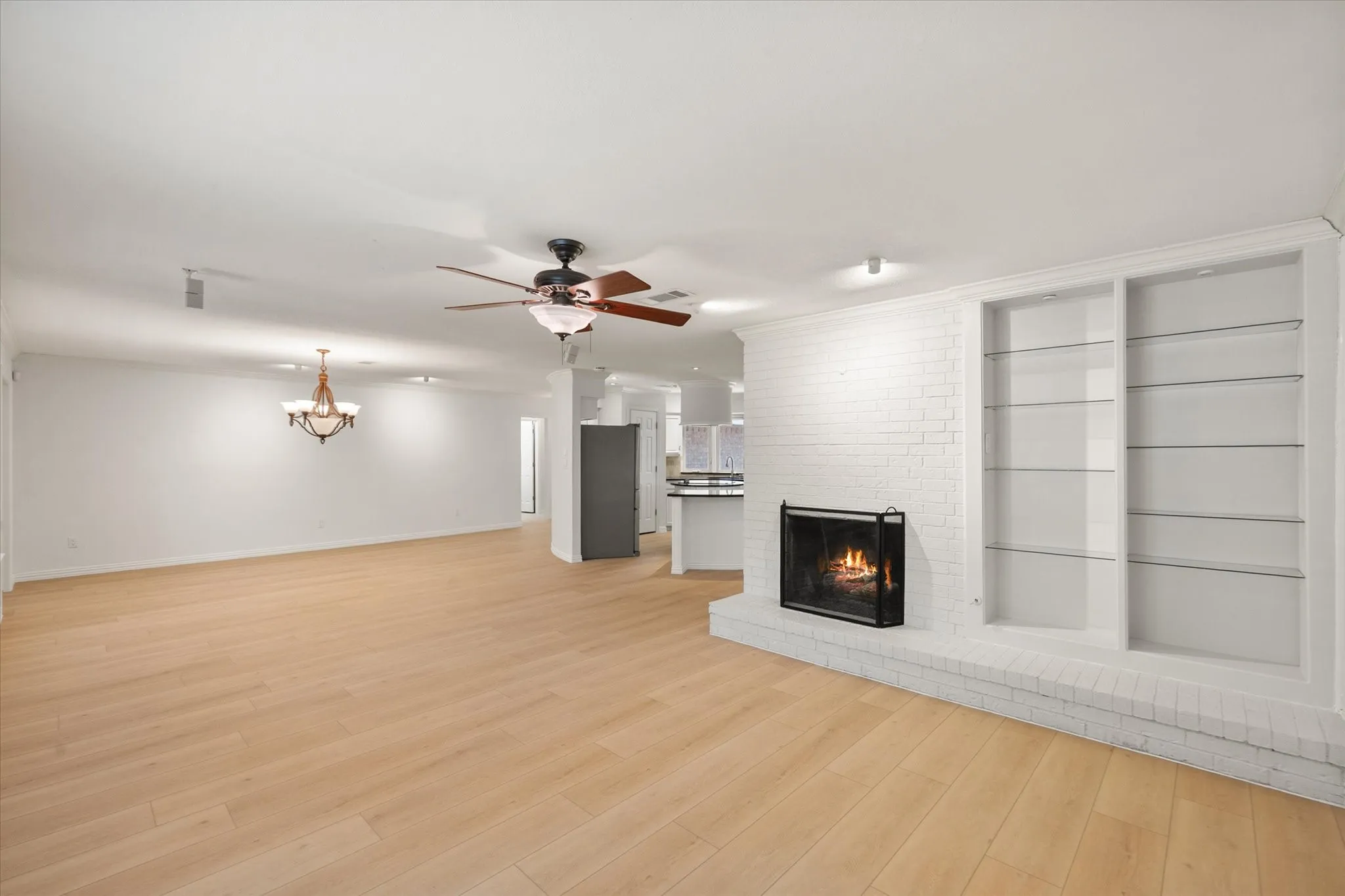 Single Family Residence For Sale in Tarrant County , 3603 Yorkshire Drive, Arlington, Texas 76013, 3 Bedroom, 2 Bathroom, 2 Garage spaces, 2,651 Sqft, built in 1970, mls#21353176, Real Estate Agent in Arlington, Homes For Sale in Tarrant county, Homes For Sale in Arlington, Realtor in Arlington Texas, Real Estate Brokerage Independent Realty Texas, Luminita Cordes Realtor
