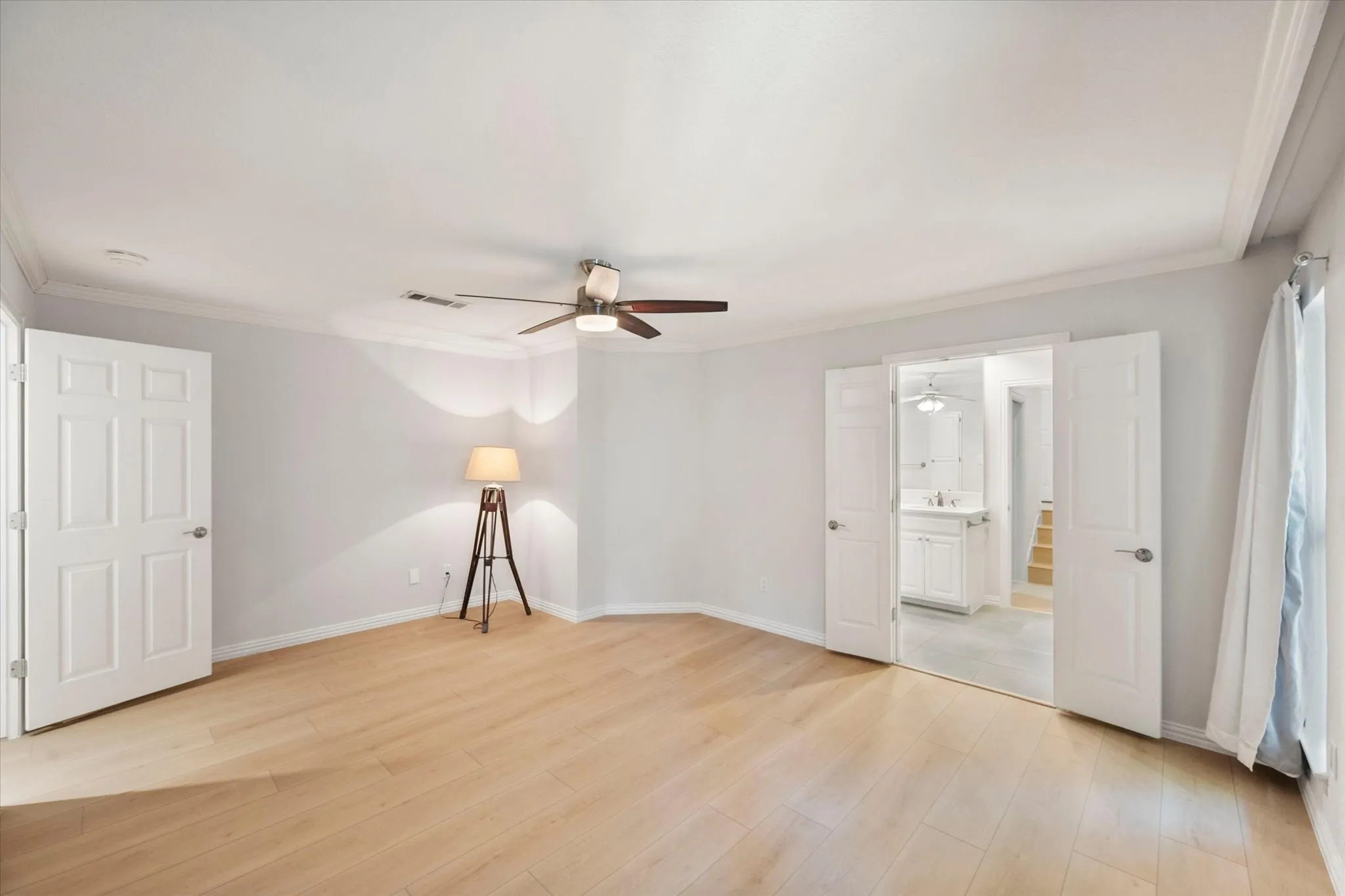 Single Family Residence For Sale in Tarrant County , 3603 Yorkshire Drive, Arlington, Texas 76013, 3 Bedroom, 2 Bathroom, 2 Garage spaces, 2,651 Sqft, built in 1970, mls#21353176, Real Estate Agent in Arlington, Homes For Sale in Tarrant county, Homes For Sale in Arlington, Realtor in Arlington Texas, Real Estate Brokerage Independent Realty Texas, Luminita Cordes Realtor