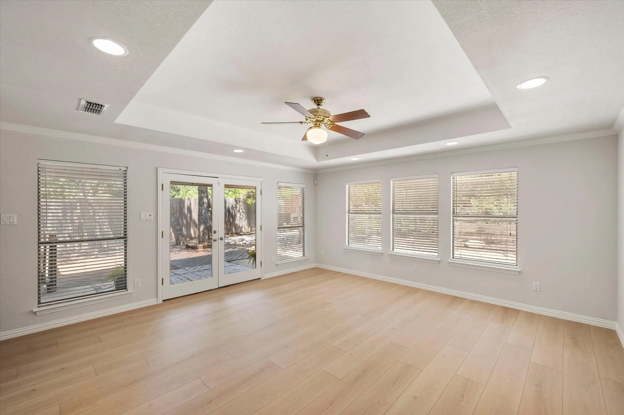 Single Family Residence For Sale in Tarrant County , 3603 Yorkshire Drive, Arlington, Texas 76013, 3 Bedroom, 2 Bathroom, 2 Garage spaces, 2,651 Sqft, built in 1970, mls#21353176, Real Estate Agent in Arlington, Homes For Sale in Tarrant county, Homes For Sale in Arlington, Realtor in Arlington Texas, Real Estate Brokerage Independent Realty Texas, Luminita Cordes Realtor