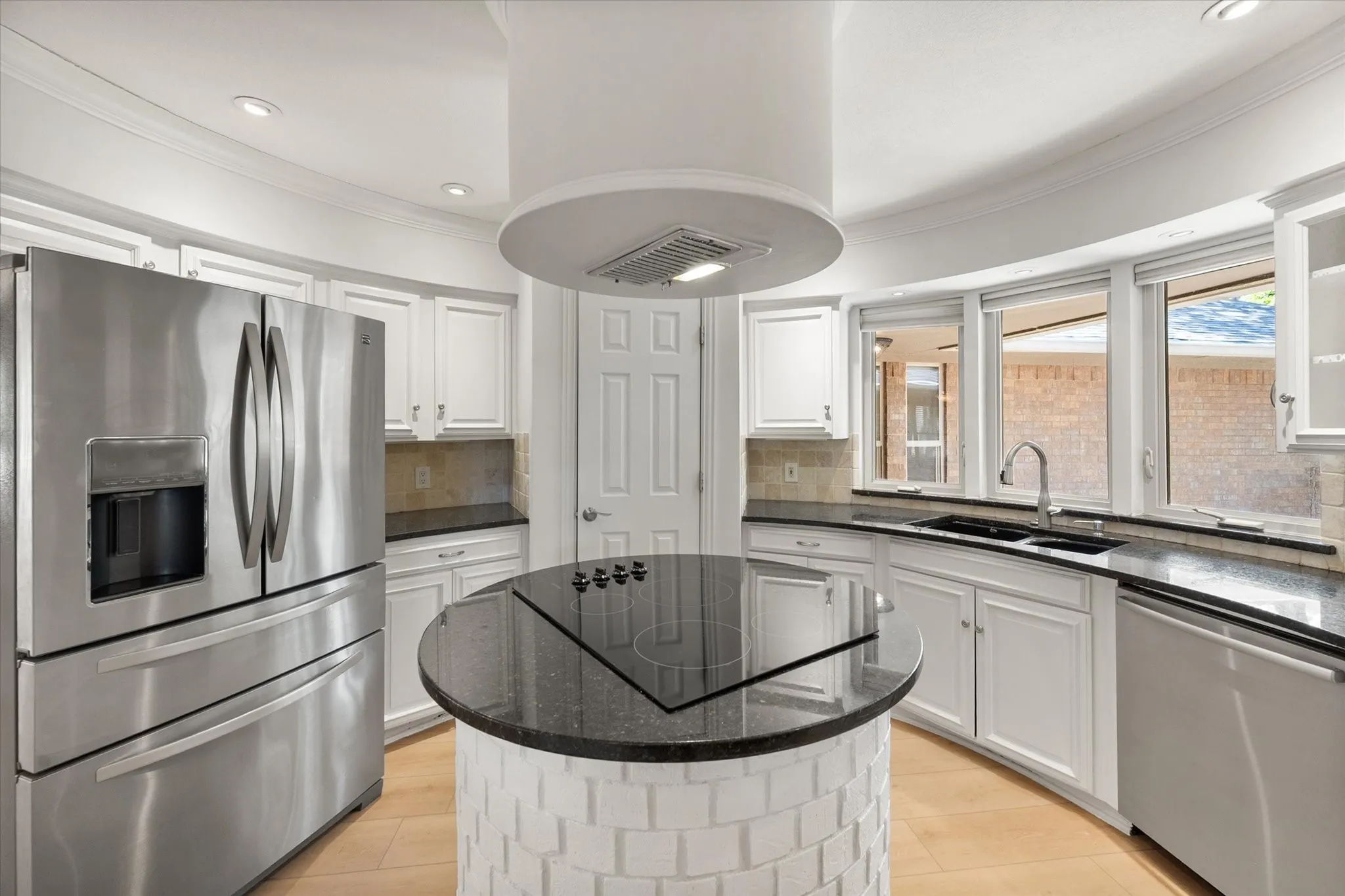 Single Family Residence For Sale in Tarrant County , 3603 Yorkshire Drive, Arlington, Texas 76013, 3 Bedroom, 2 Bathroom, 2 Garage spaces, 2,651 Sqft, built in 1970, mls#21353176, Real Estate Agent in Arlington, Homes For Sale in Tarrant county, Homes For Sale in Arlington, Realtor in Arlington Texas, Real Estate Brokerage Independent Realty Texas, Luminita Cordes Realtor