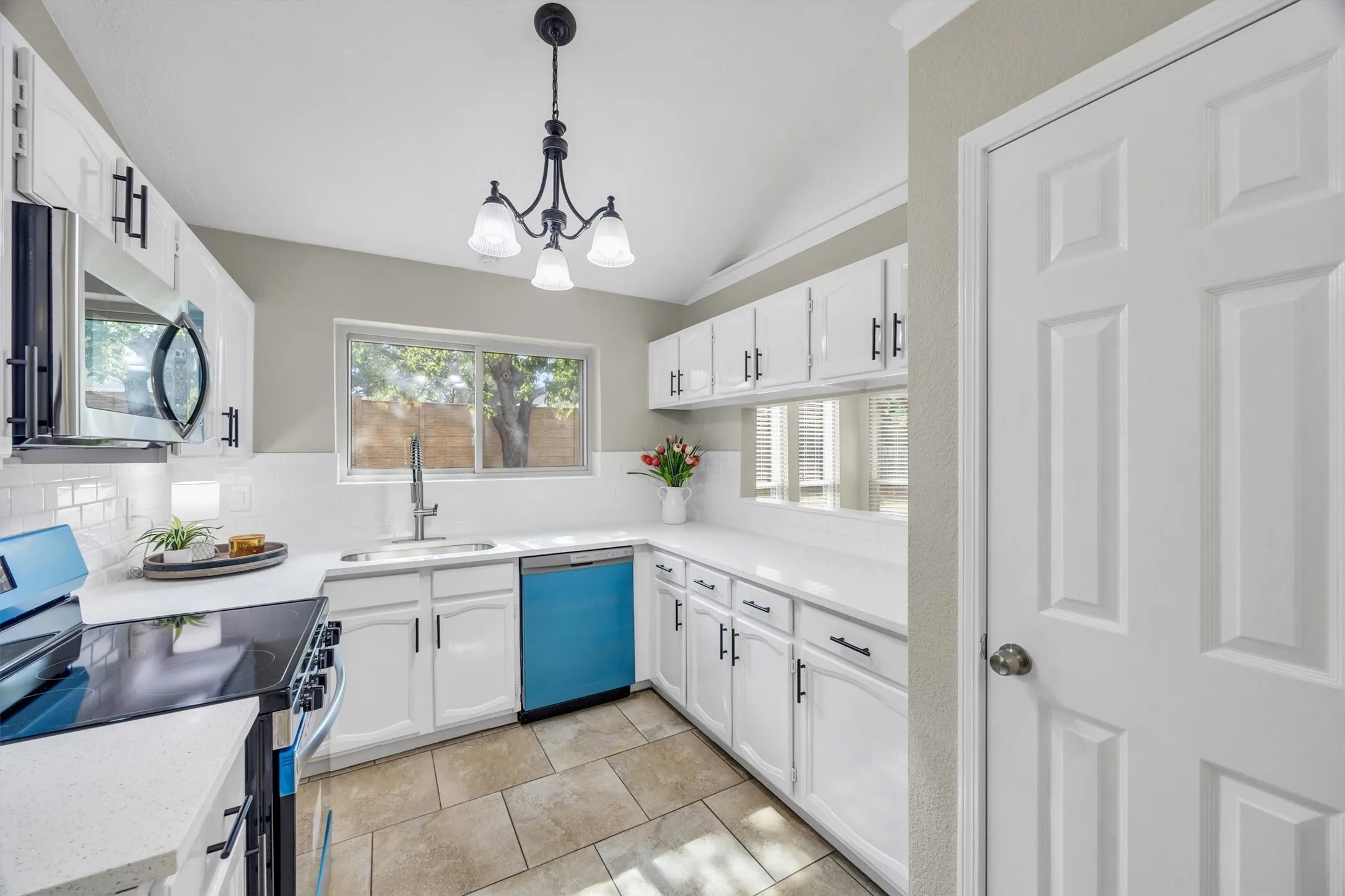Single Family Residence For Sale in Tarrant County , 630 Berkley Drive, Grapevine, Texas 76051, 3 Bedroom, 2 Bathroom, 2 Garage spaces, 1,652 Sqft, built in 1985, mls#21348622, Real Estate Agent in Grapevine, Homes For Sale in Tarrant county, Homes For Sale in Grapevine, Realtor in Grapevine Texas, Real Estate Brokerage Independent Realty Texas, Luminita Cordes Realtor