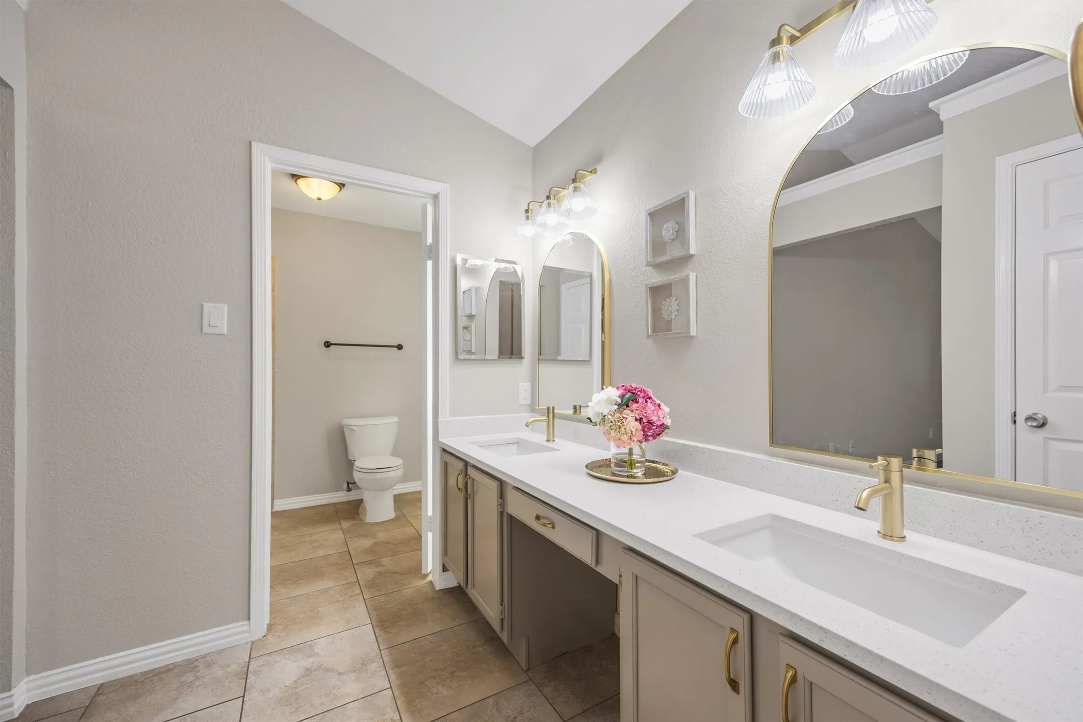 Single Family Residence For Sale in Tarrant County , 630 Berkley Drive, Grapevine, Texas 76051, 3 Bedroom, 2 Bathroom, 2 Garage spaces, 1,652 Sqft, built in 1985, mls#21348622, Real Estate Agent in Grapevine, Homes For Sale in Tarrant county, Homes For Sale in Grapevine, Realtor in Grapevine Texas, Real Estate Brokerage Independent Realty Texas, Luminita Cordes Realtor