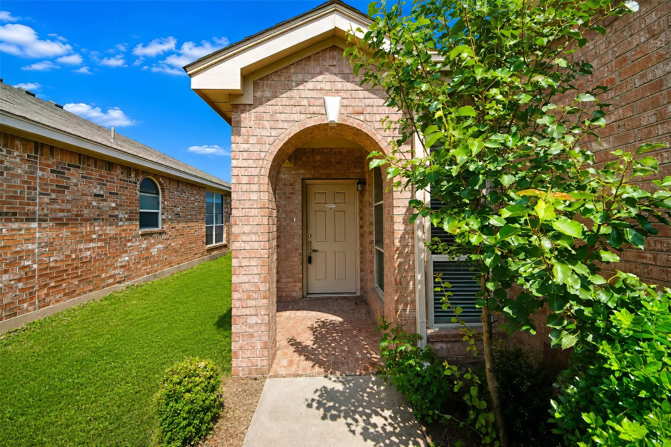 Single Family Residence For Rent in Tarrant County , 4552 Rush River Trail, Fort Worth, Texas 76123, 3 Bedroom, 2 Bathroom, 2 Garage spaces, 1,692 Sqft, built in 2004, mls#21318629, Real Estate Agent in Fort Worth, Homes For Rent in Tarrant county, Homes For Rent in Fort Worth, Realtor in Fort Worth Texas, Real Estate Brokerage Independent Realty Texas, Luminita Cordes Realtor