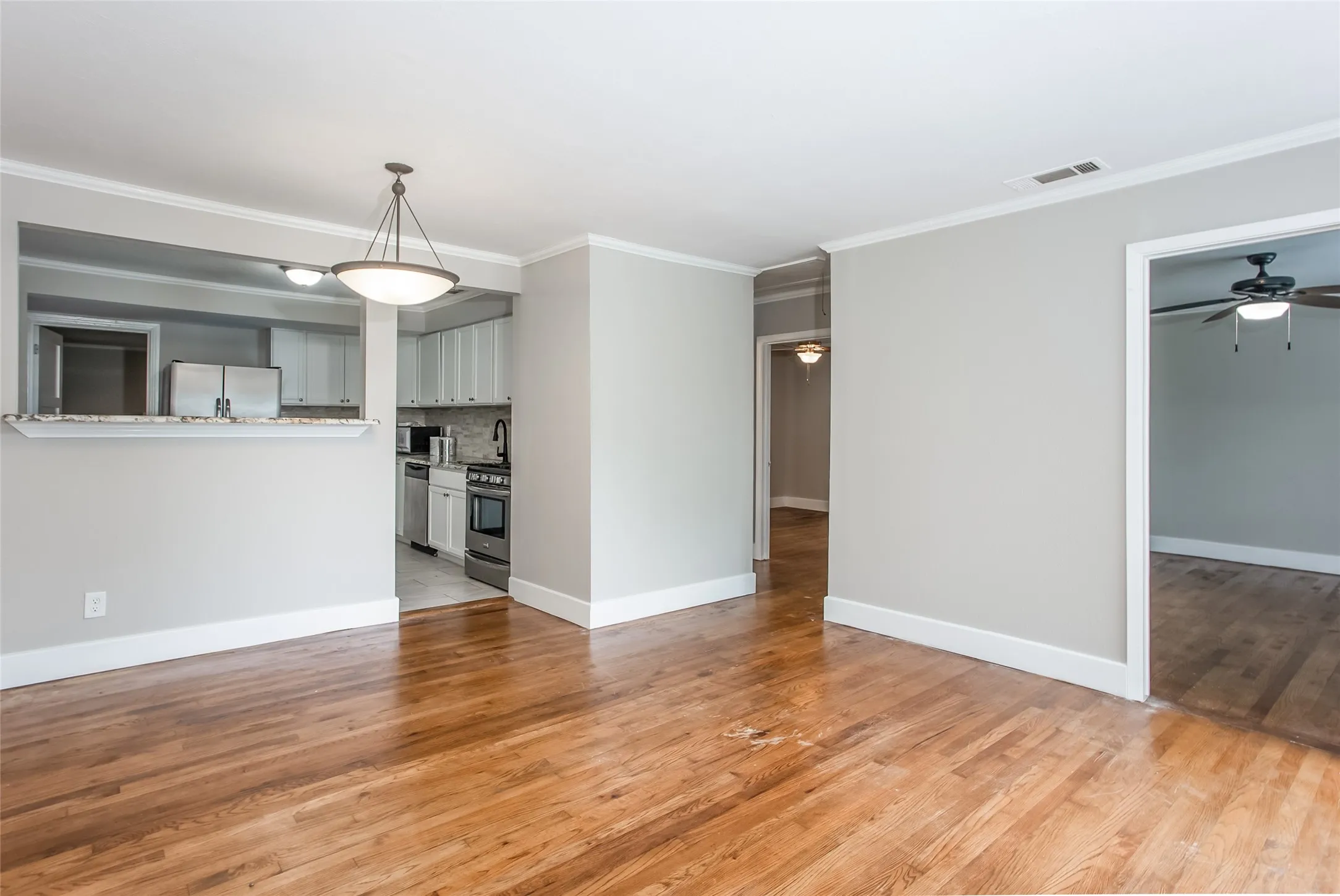 Single Family Residence For Rent in Tarrant County , 5612 Birchman Avenue, Fort Worth, Texas 76107, 3 Bedroom, 2 Bathroom, 2 Garage spaces, 1,089 Sqft, built in 1948, mls#21352759, Real Estate Agent in Fort Worth, Homes For Rent in Tarrant county, Homes For Rent in Fort Worth, Realtor in Fort Worth Texas, Real Estate Brokerage Independent Realty Texas, Luminita Cordes Realtor