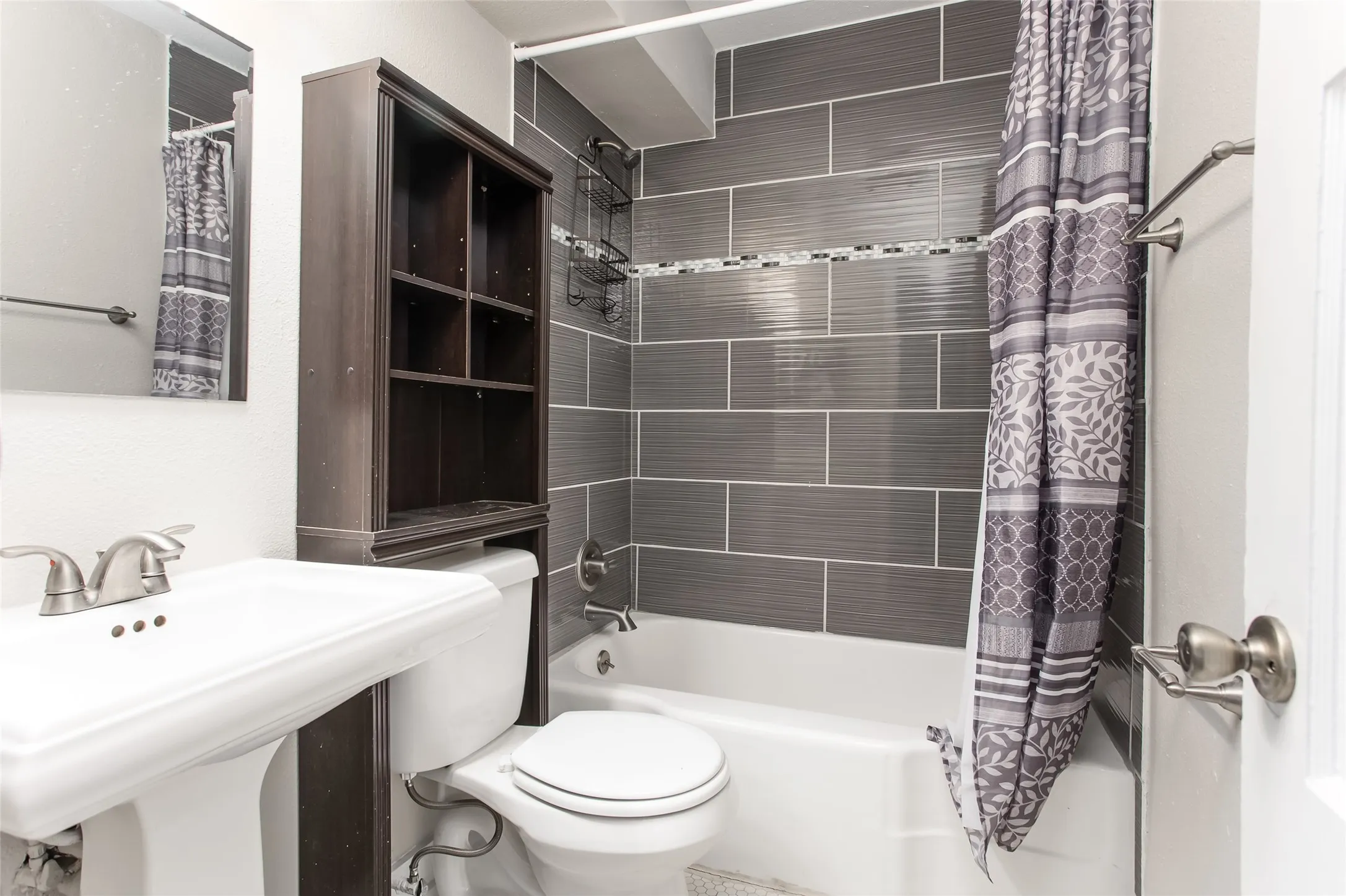 Single Family Residence For Rent in Tarrant County , 5612 Birchman Avenue, Fort Worth, Texas 76107, 3 Bedroom, 2 Bathroom, 2 Garage spaces, 1,089 Sqft, built in 1948, mls#21352759, Real Estate Agent in Fort Worth, Homes For Rent in Tarrant county, Homes For Rent in Fort Worth, Realtor in Fort Worth Texas, Real Estate Brokerage Independent Realty Texas, Luminita Cordes Realtor