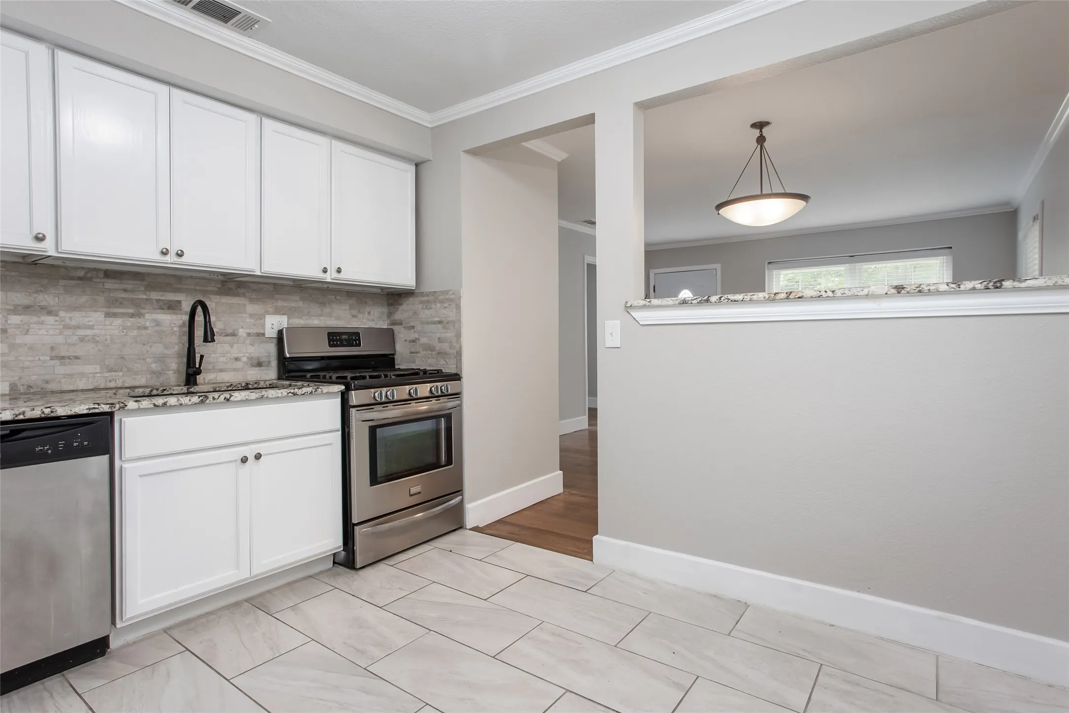Single Family Residence For Rent in Tarrant County , 5612 Birchman Avenue, Fort Worth, Texas 76107, 3 Bedroom, 2 Bathroom, 2 Garage spaces, 1,089 Sqft, built in 1948, mls#21352759, Real Estate Agent in Fort Worth, Homes For Rent in Tarrant county, Homes For Rent in Fort Worth, Realtor in Fort Worth Texas, Real Estate Brokerage Independent Realty Texas, Luminita Cordes Realtor