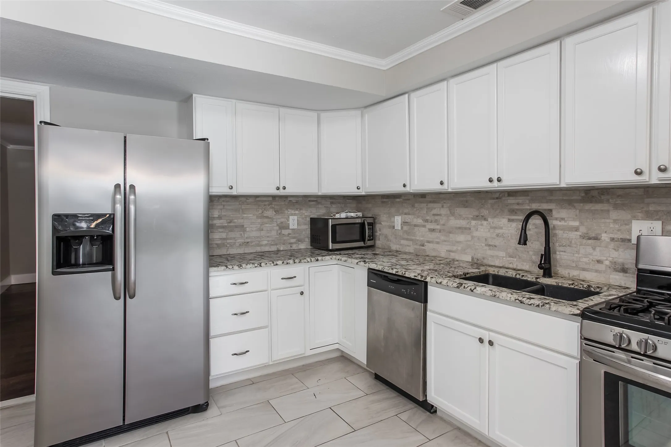 Single Family Residence For Rent in Tarrant County , 5612 Birchman Avenue, Fort Worth, Texas 76107, 3 Bedroom, 2 Bathroom, 2 Garage spaces, 1,089 Sqft, built in 1948, mls#21352759, Real Estate Agent in Fort Worth, Homes For Rent in Tarrant county, Homes For Rent in Fort Worth, Realtor in Fort Worth Texas, Real Estate Brokerage Independent Realty Texas, Luminita Cordes Realtor