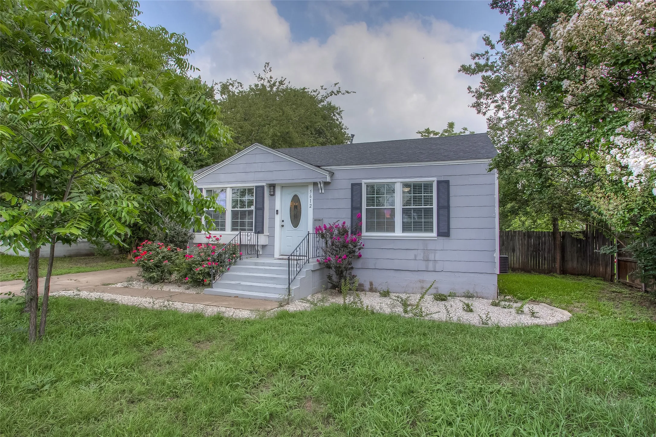 Single Family Residence For Rent in Tarrant County , 5612 Birchman Avenue, Fort Worth, Texas 76107, 3 Bedroom, 2 Bathroom, 2 Garage spaces, 1,089 Sqft, built in 1948, mls#21352759, Real Estate Agent in Fort Worth, Homes For Rent in Tarrant county, Homes For Rent in Fort Worth, Realtor in Fort Worth Texas, Real Estate Brokerage Independent Realty Texas, Luminita Cordes Realtor