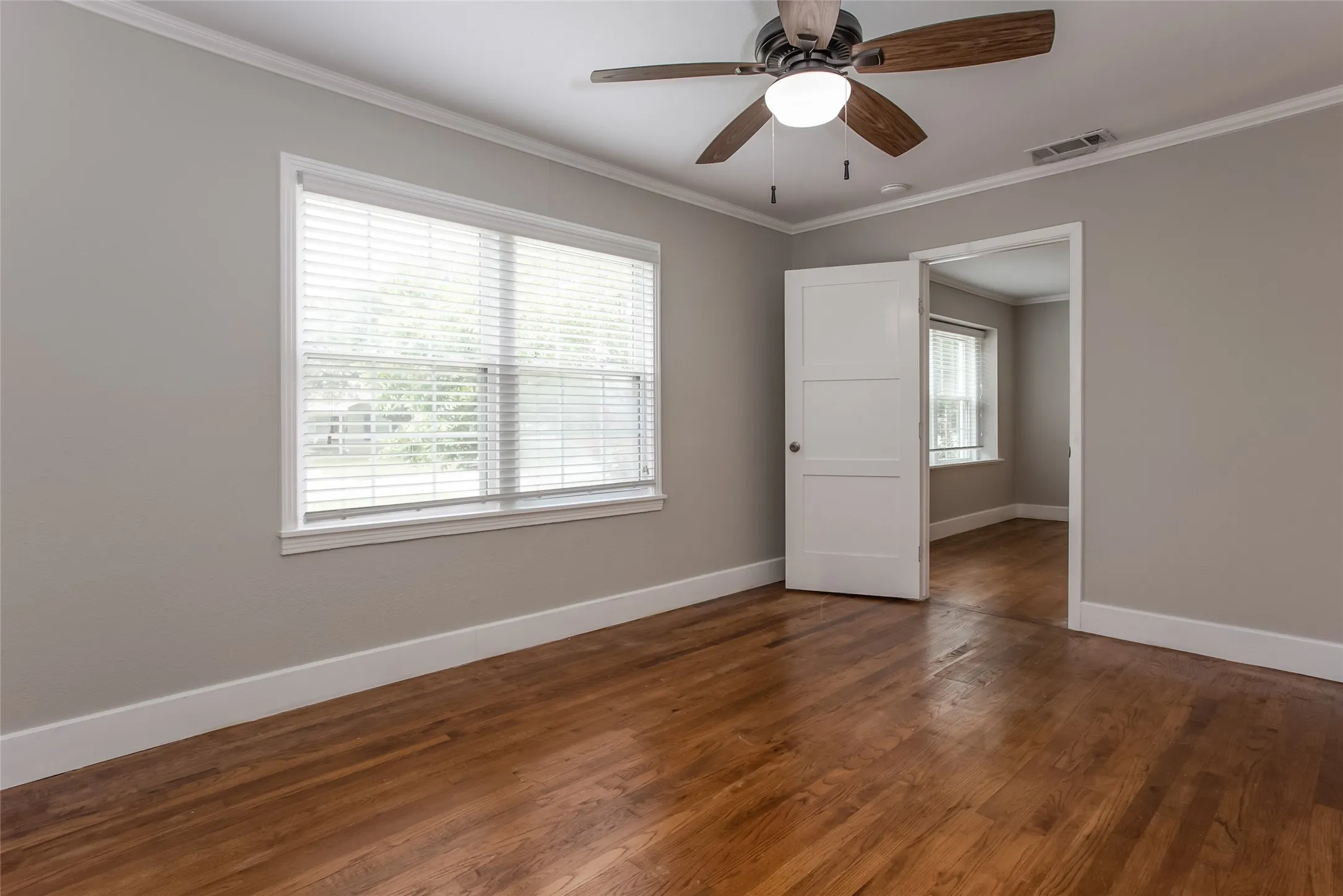 Single Family Residence For Rent in Tarrant County , 5612 Birchman Avenue, Fort Worth, Texas 76107, 3 Bedroom, 2 Bathroom, 2 Garage spaces, 1,089 Sqft, built in 1948, mls#21352759, Real Estate Agent in Fort Worth, Homes For Rent in Tarrant county, Homes For Rent in Fort Worth, Realtor in Fort Worth Texas, Real Estate Brokerage Independent Realty Texas, Luminita Cordes Realtor