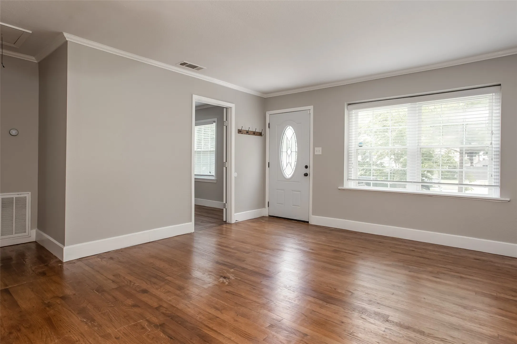 Single Family Residence For Rent in Tarrant County , 5612 Birchman Avenue, Fort Worth, Texas 76107, 3 Bedroom, 2 Bathroom, 2 Garage spaces, 1,089 Sqft, built in 1948, mls#21352759, Real Estate Agent in Fort Worth, Homes For Rent in Tarrant county, Homes For Rent in Fort Worth, Realtor in Fort Worth Texas, Real Estate Brokerage Independent Realty Texas, Luminita Cordes Realtor
