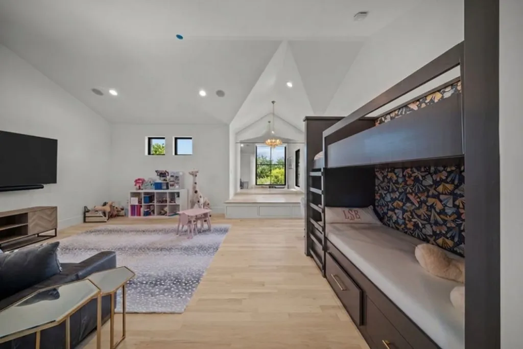 Single Family Residence For Sale in Tarrant County , 2400 Oak Bend Court, Southlake, Texas 76092, 5 Bedroom, 6 Bathroom, 4 Garage spaces, 5,298 Sqft, built in 2014, mls#21352832, Real Estate Agent in Southlake, Homes For Sale in Tarrant county, Homes For Sale in Southlake, Realtor in Southlake Texas, Real Estate Brokerage Independent Realty Texas, Luminita Cordes Realtor
