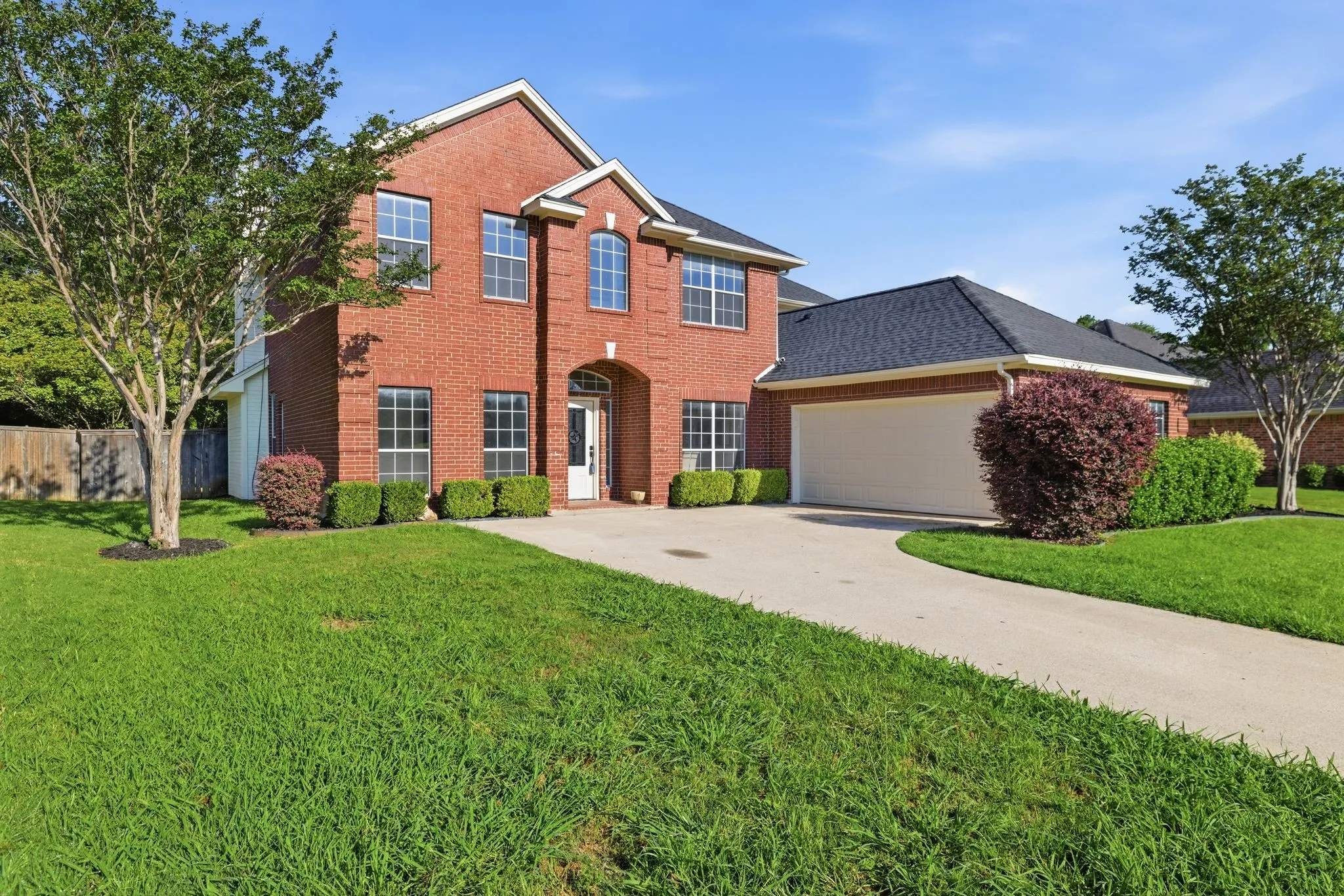 Single Family Residence For Rent in Tarrant County , 7000 Winthorp Drive, Arlington, Texas 76001, 5 Bedroom, 3 Bathroom, 2 Garage spaces, 3,009 Sqft, built in 2002, mls#21353632, Real Estate Agent in Arlington, Homes For Rent in Tarrant county, Homes For Rent in Arlington, Realtor in Arlington Texas, Real Estate Brokerage Independent Realty Texas, Luminita Cordes Realtor