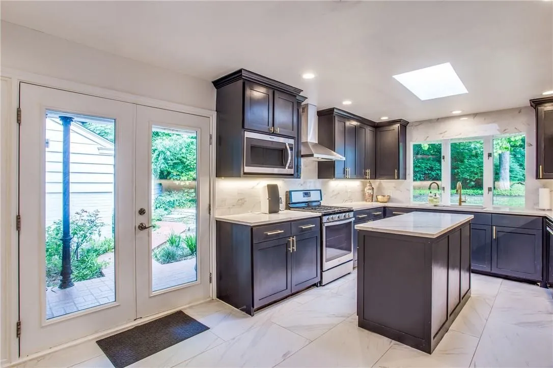 Single Family Residence For Rent in Dallas County , 4804 Alan Dale Lane, Dallas, Texas 75209, 4 Bedroom, 5 Bathroom, 2 Garage spaces, 4,657 Sqft, built in 1938, mls#21353630, Real Estate Agent in Dallas, Homes For Rent in Dallas county, Homes For Rent in Dallas, Realtor in Dallas Texas, Real Estate Brokerage Independent Realty Texas, Luminita Cordes Realtor