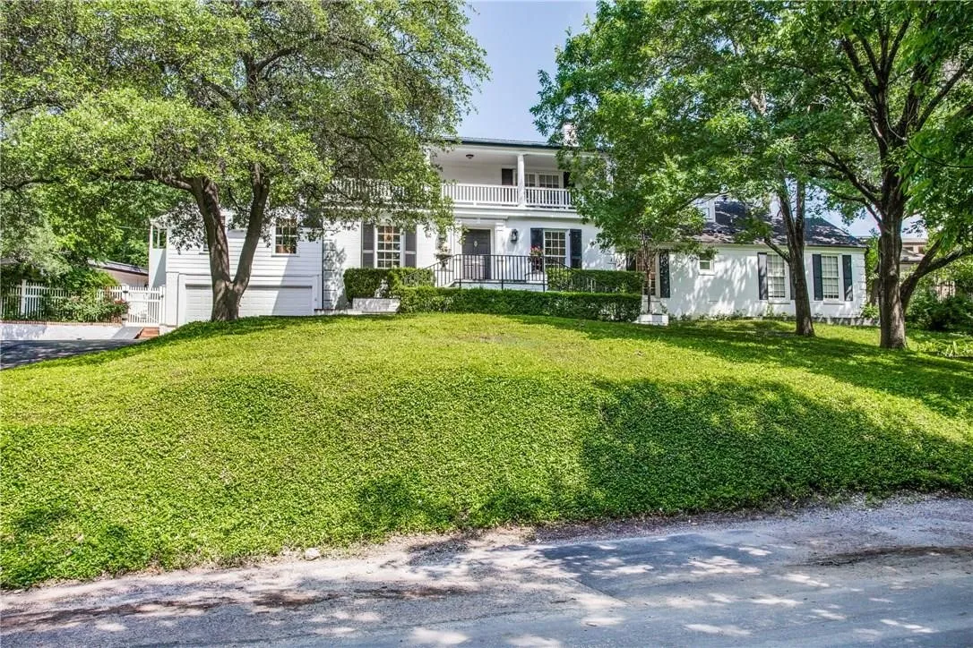 Single Family Residence For Rent in Dallas County , 4804 Alan Dale Lane, Dallas, Texas 75209, 4 Bedroom, 5 Bathroom, 2 Garage spaces, 4,657 Sqft, built in 1938, mls#21353630, Real Estate Agent in Dallas, Homes For Rent in Dallas county, Homes For Rent in Dallas, Realtor in Dallas Texas, Real Estate Brokerage Independent Realty Texas, Luminita Cordes Realtor