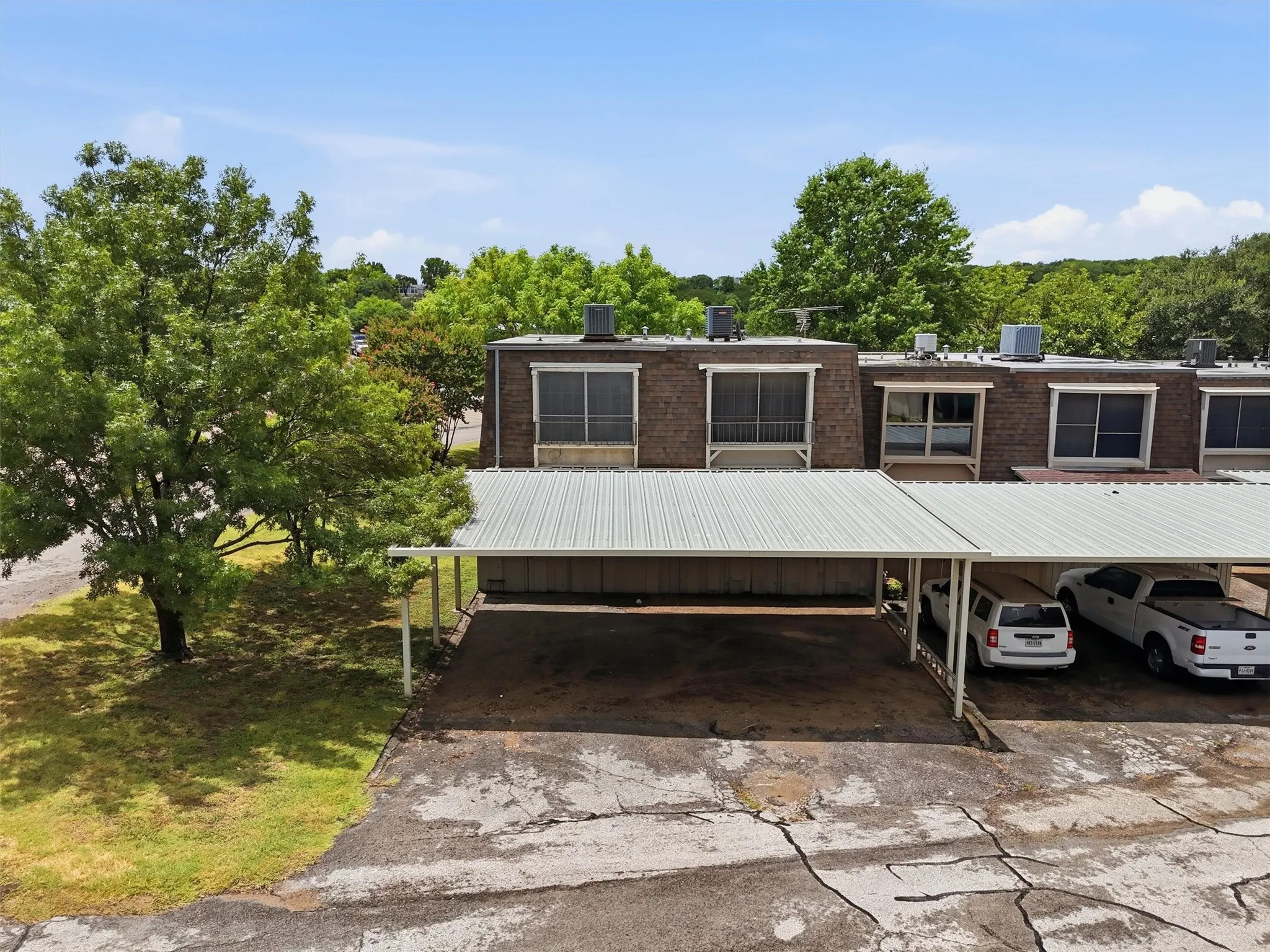 Townhouse For Rent in Hood County , 4318 Overlook Court, Granbury, Texas 76049, 2 Bedroom, 2 Bathroom, Garage spaces, 1,188 Sqft, built in 1974, mls#21353044, Real Estate Agent in Granbury, Homes For Rent in Hood county, Homes For Rent in Granbury, Realtor in Granbury Texas, Real Estate Brokerage Independent Realty Texas, Luminita Cordes Realtor