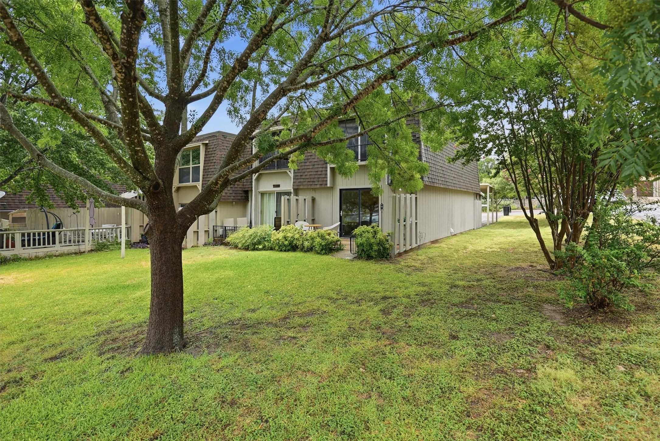 Townhouse For Rent in Hood County , 4318 Overlook Court, Granbury, Texas 76049, 2 Bedroom, 2 Bathroom, Garage spaces, 1,188 Sqft, built in 1974, mls#21353044, Real Estate Agent in Granbury, Homes For Rent in Hood county, Homes For Rent in Granbury, Realtor in Granbury Texas, Real Estate Brokerage Independent Realty Texas, Luminita Cordes Realtor
