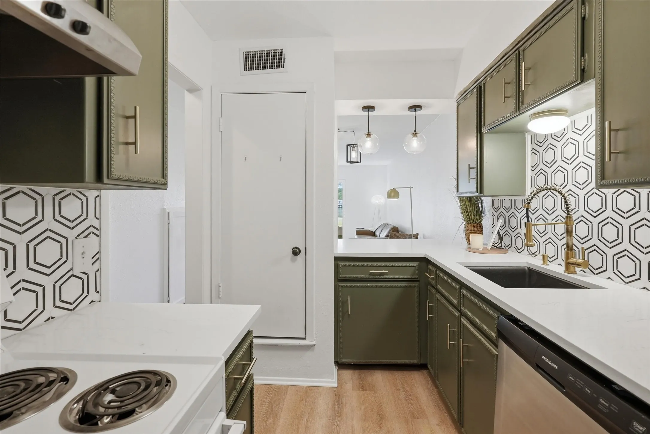 Townhouse For Rent in Hood County , 4318 Overlook Court, Granbury, Texas 76049, 2 Bedroom, 2 Bathroom, Garage spaces, 1,188 Sqft, built in 1974, mls#21353044, Real Estate Agent in Granbury, Homes For Rent in Hood county, Homes For Rent in Granbury, Realtor in Granbury Texas, Real Estate Brokerage Independent Realty Texas, Luminita Cordes Realtor