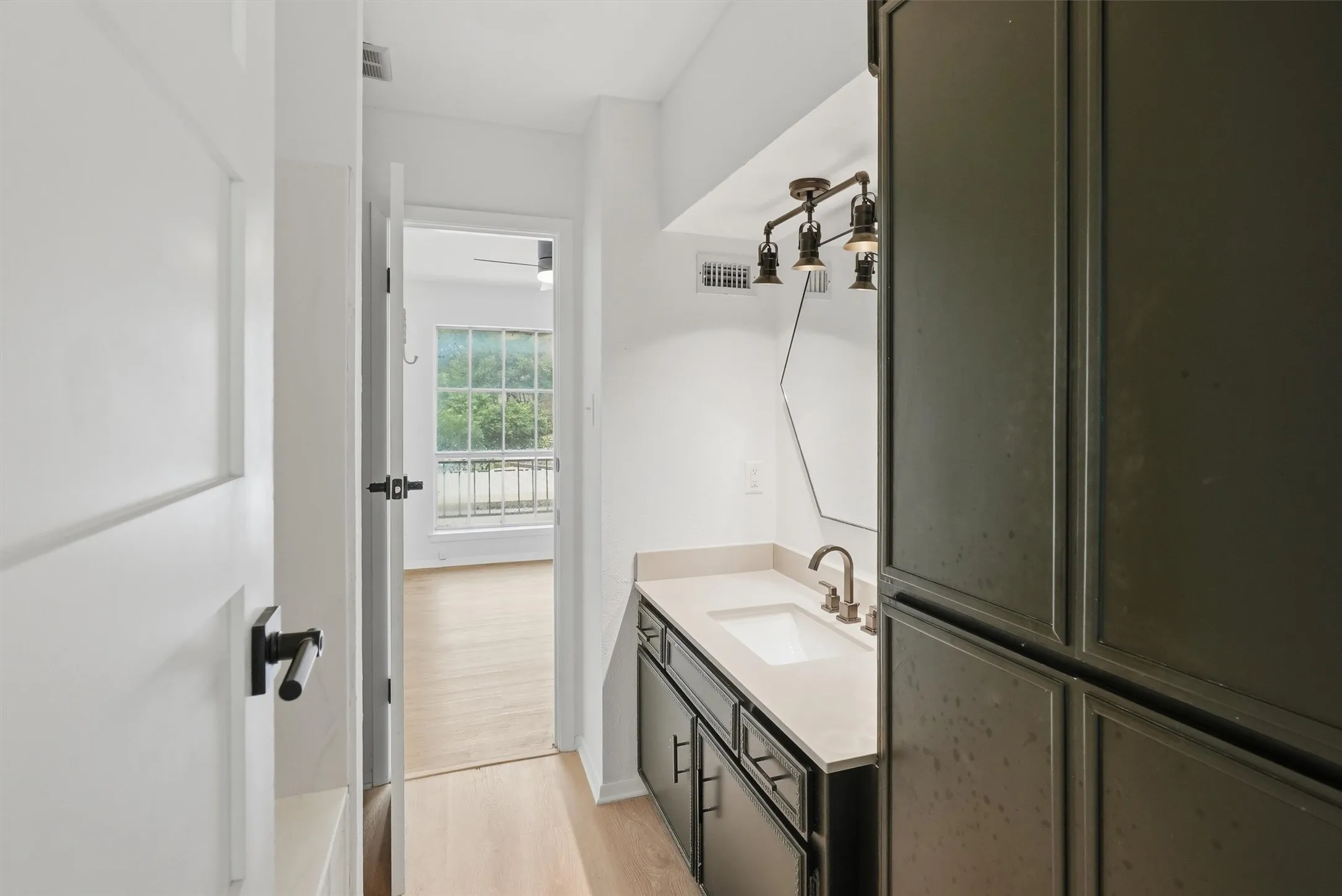 Townhouse For Rent in Hood County , 4318 Overlook Court, Granbury, Texas 76049, 2 Bedroom, 2 Bathroom, Garage spaces, 1,188 Sqft, built in 1974, mls#21353044, Real Estate Agent in Granbury, Homes For Rent in Hood county, Homes For Rent in Granbury, Realtor in Granbury Texas, Real Estate Brokerage Independent Realty Texas, Luminita Cordes Realtor