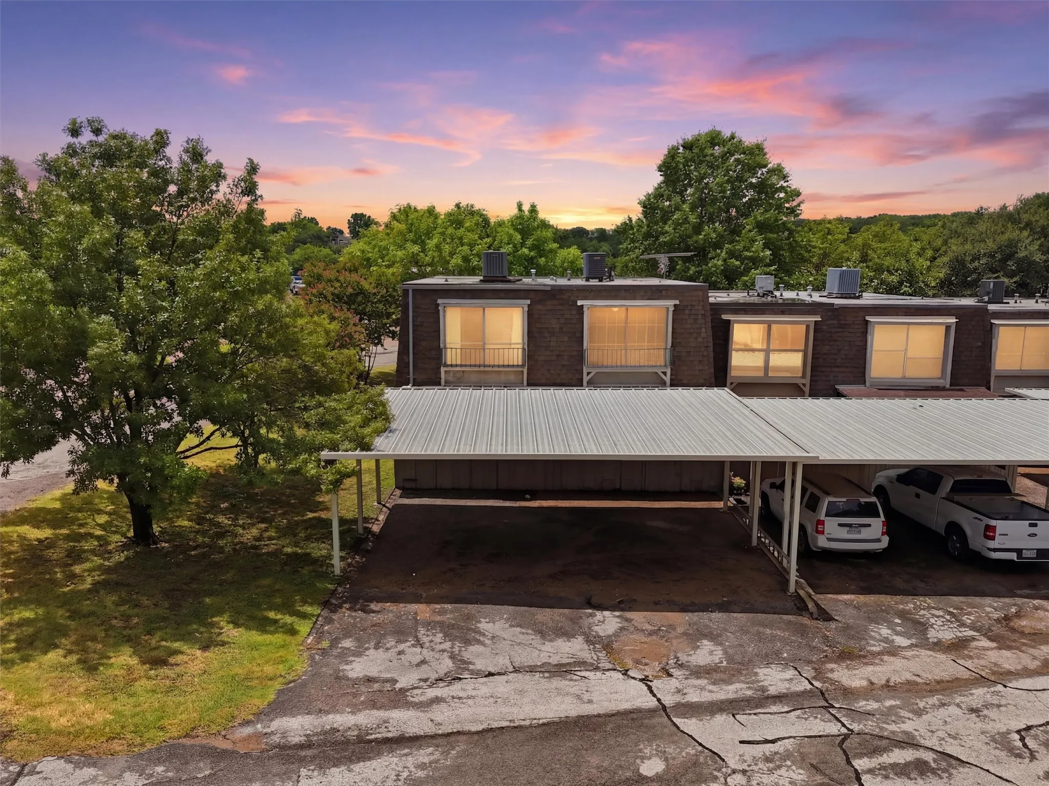 Townhouse For Rent in Hood County , 4318 Overlook Court, Granbury, Texas 76049, 2 Bedroom, 2 Bathroom, Garage spaces, 1,188 Sqft, built in 1974, mls#21353044, Real Estate Agent in Granbury, Homes For Rent in Hood county, Homes For Rent in Granbury, Realtor in Granbury Texas, Real Estate Brokerage Independent Realty Texas, Luminita Cordes Realtor