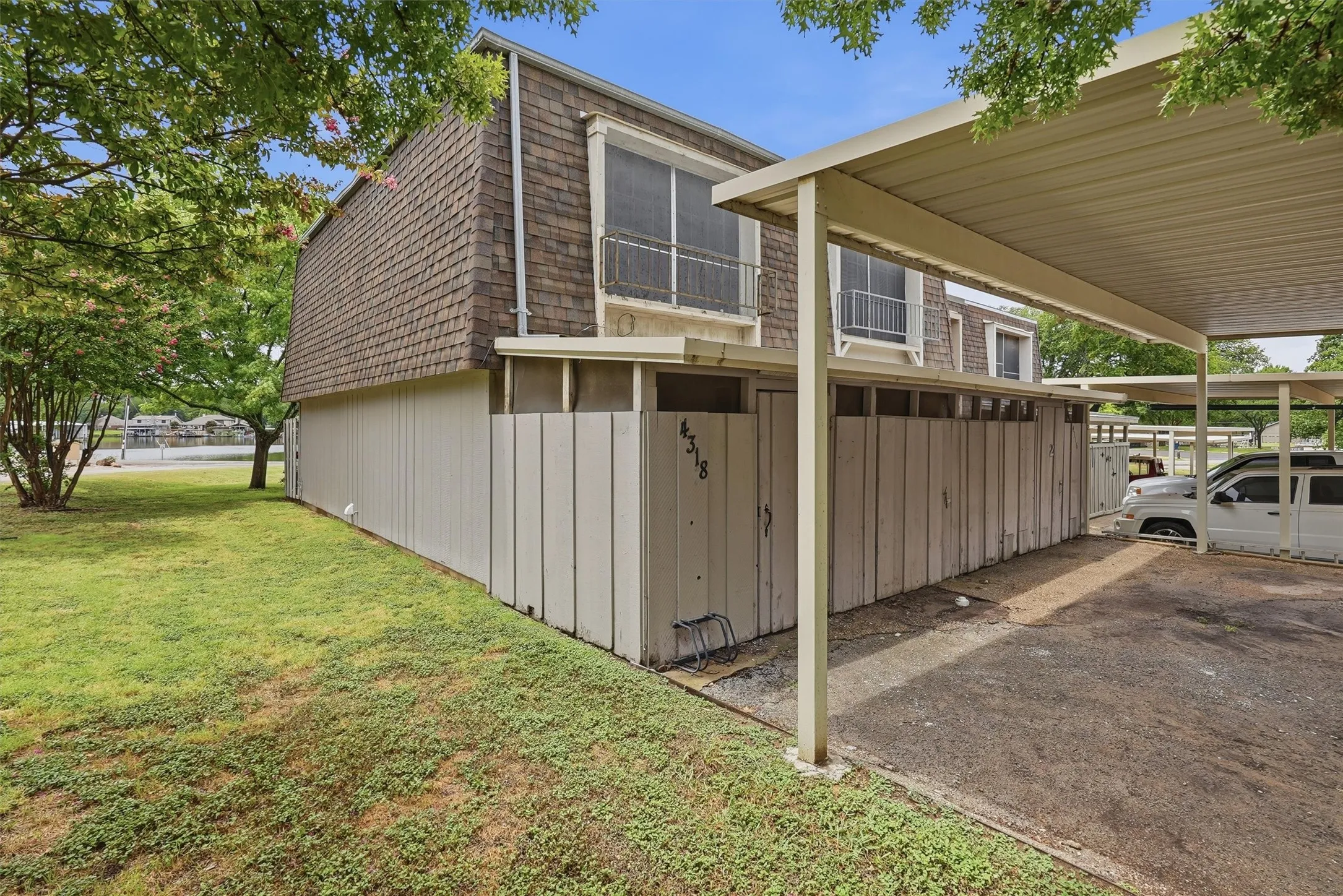 Townhouse For Rent in Hood County , 4318 Overlook Court, Granbury, Texas 76049, 2 Bedroom, 2 Bathroom, Garage spaces, 1,188 Sqft, built in 1974, mls#21353044, Real Estate Agent in Granbury, Homes For Rent in Hood county, Homes For Rent in Granbury, Realtor in Granbury Texas, Real Estate Brokerage Independent Realty Texas, Luminita Cordes Realtor