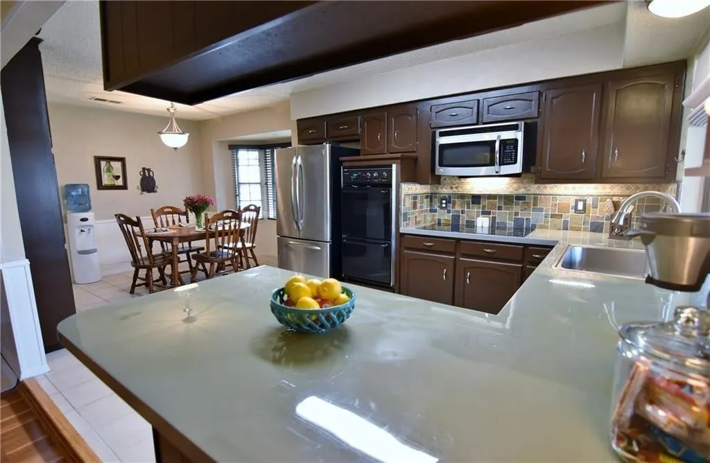 Single Family Residence For Rent in Tarrant County , 1309 San Marcos Drive, Arlington, Texas 76012, 3 Bedrooms, 2 Bathrooms, 2 Garage spaces, 1,780 Sqft, built in 1976, Price $2,250, mls#21344598, Real Estate Agent in Arlington, Homes For Rent in Tarrant county, Homes For Rent in Arlington, Realtor in Arlington Texas, Real Estate Brokerage Independent Realty Texas, Luminita Cordes Realtor